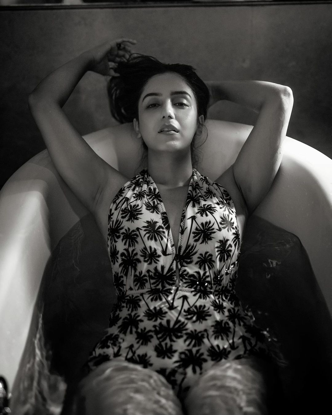 ब्लैक एंड व्हाइट मोनोकनी में सृष्टि रोड़े ने कातिलाना पोज