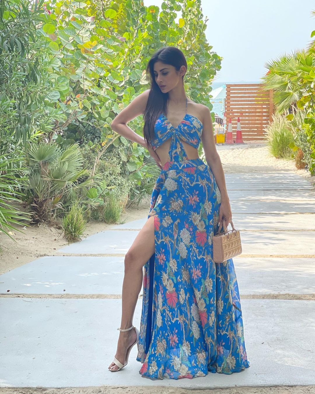 थाई हाई ड्रेस में मदमस्त दिखीं मौनी रॉय