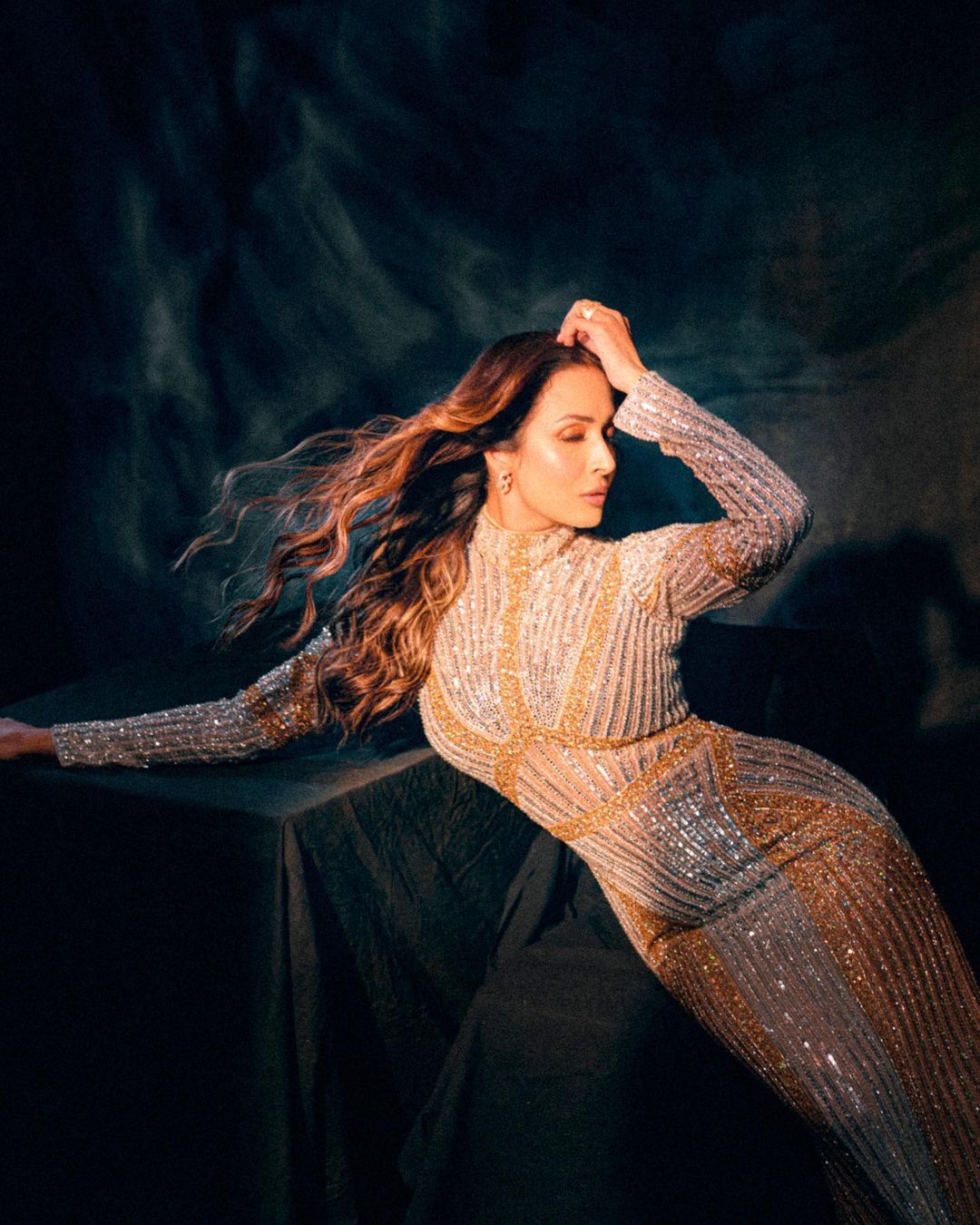 मलाइका अरोड़ा ने गोल्डन शिमरी बॉडी ग्रैस्पिंग गाउन में बिखेरा हुस्न का जलवा