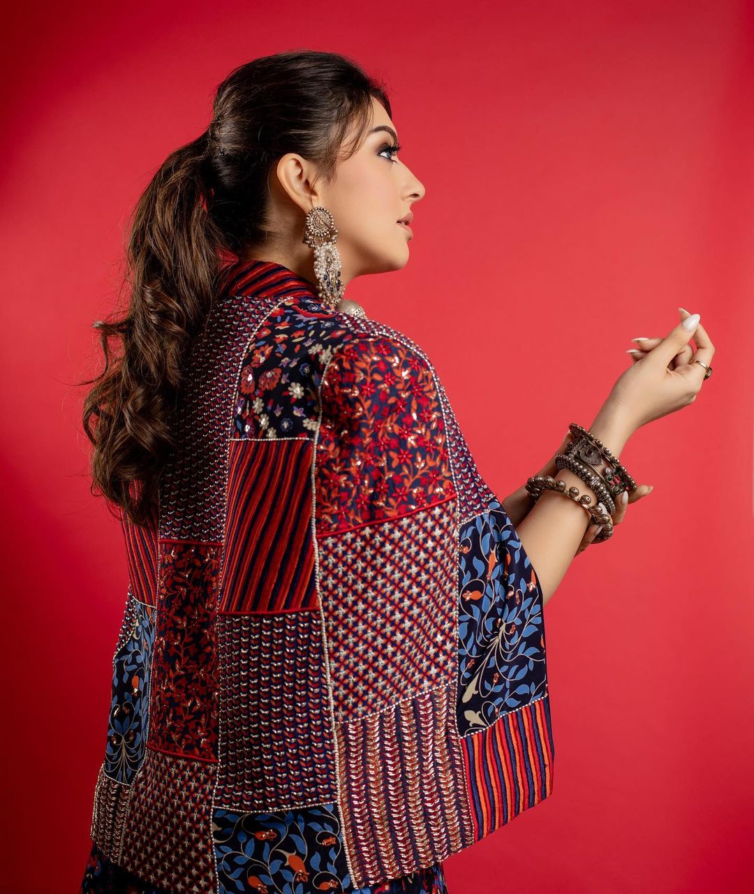 हंसिका मोटवानी के ट्रेडिशनल लुक में दिखा ग्लैमर का टच, लेटेस्ट फोटोज उड़ा देंगी होश