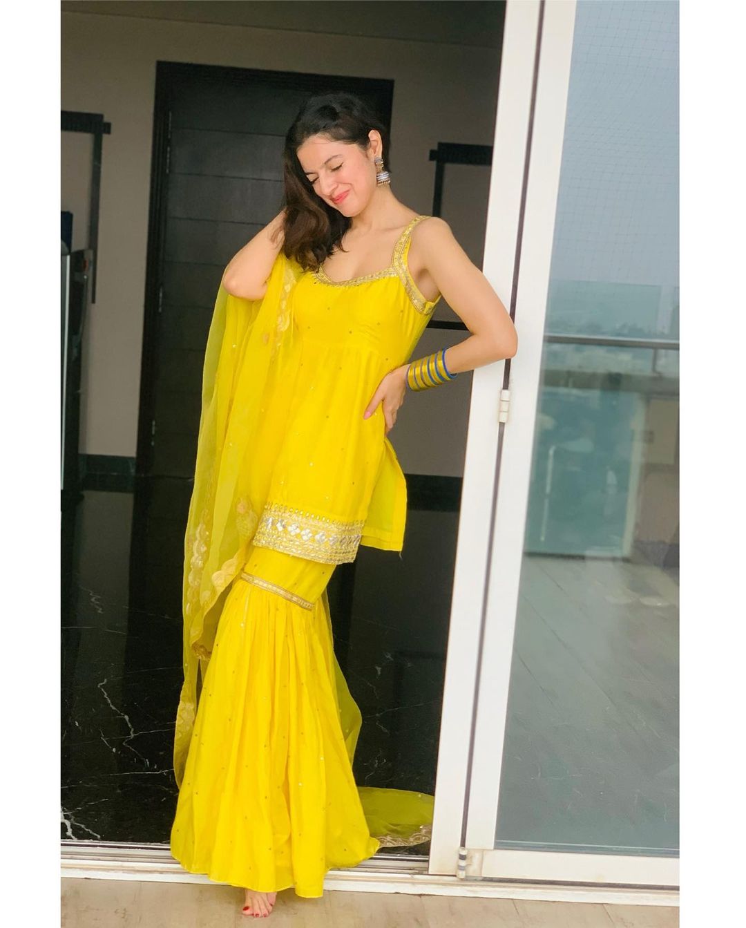 येलो शरारा सूट पहने कहर ढाती नजर आईं Divya Khosla Kumar, साजों-श्रृंगार के भी लगीं बला की खूबसूरत