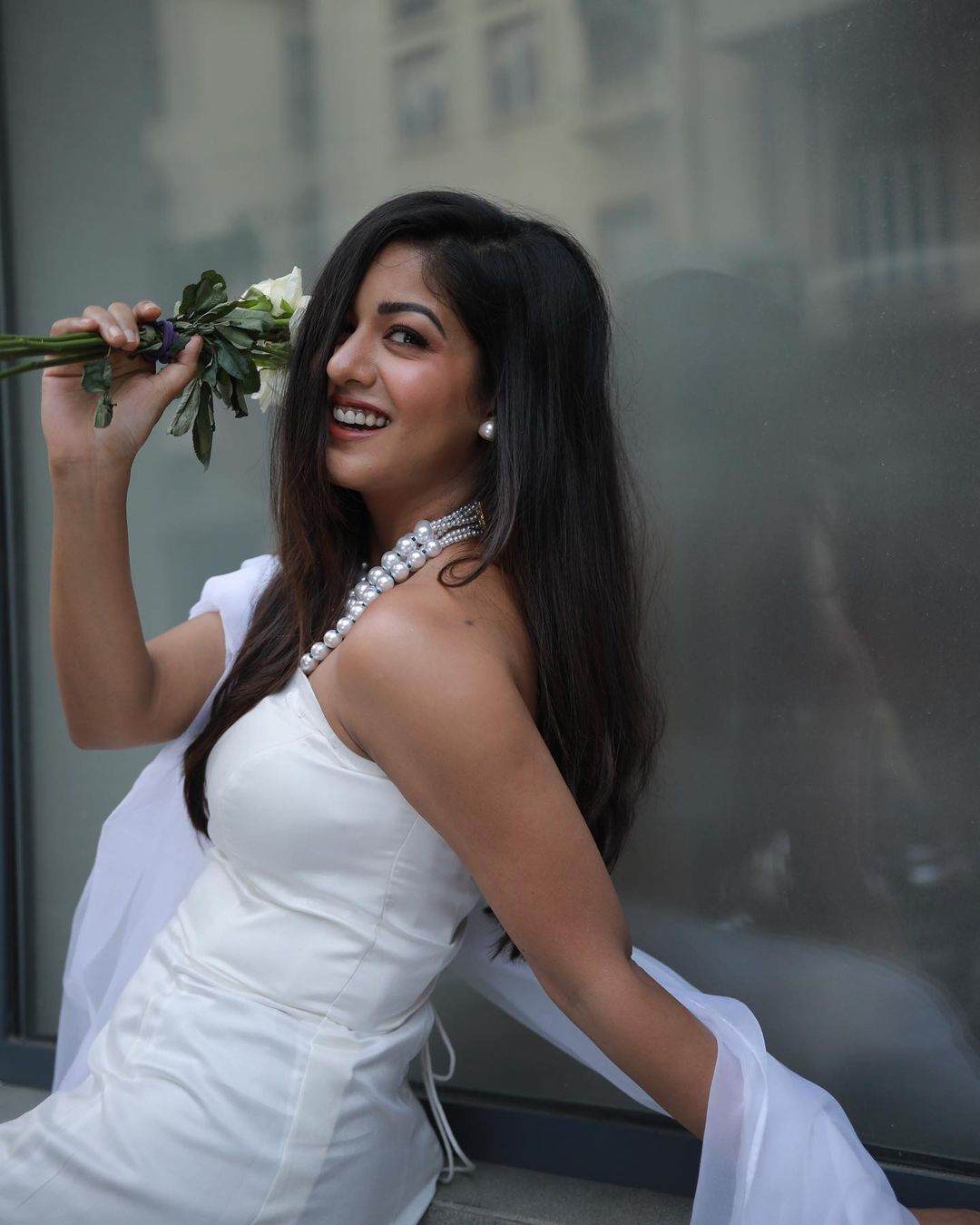 सफेद गाउन में राजकुमारी सी खूबसूरत लगीं इशिता दत्ता, तस्वीरें देखते ही दिल हार बैठे फैंस