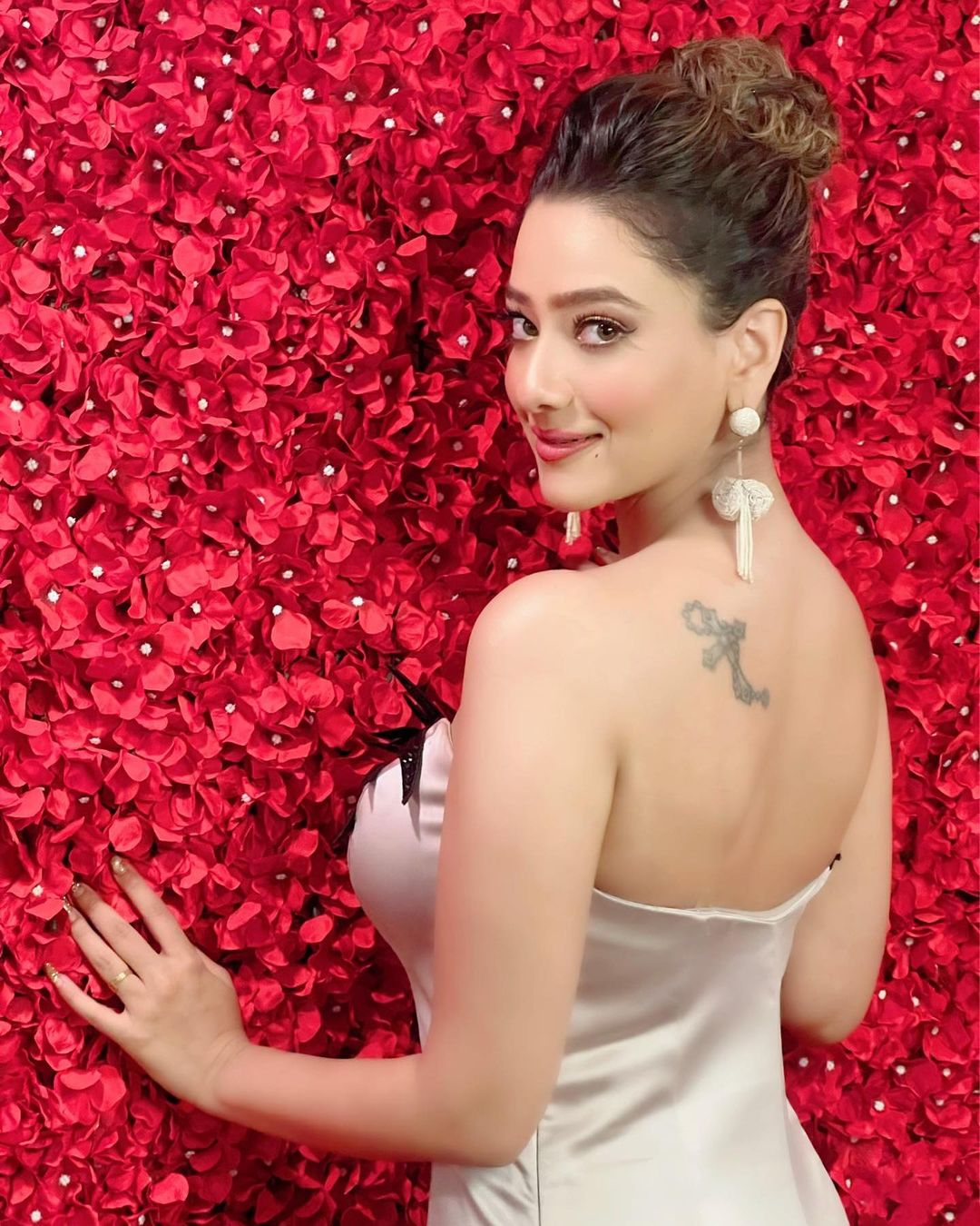 Madalsa Sharma ने दिखाया अपना ग्लैमरस अवतार, बैकलेस सिल्क ड्रेस में दिए ऐसे किलर पोज