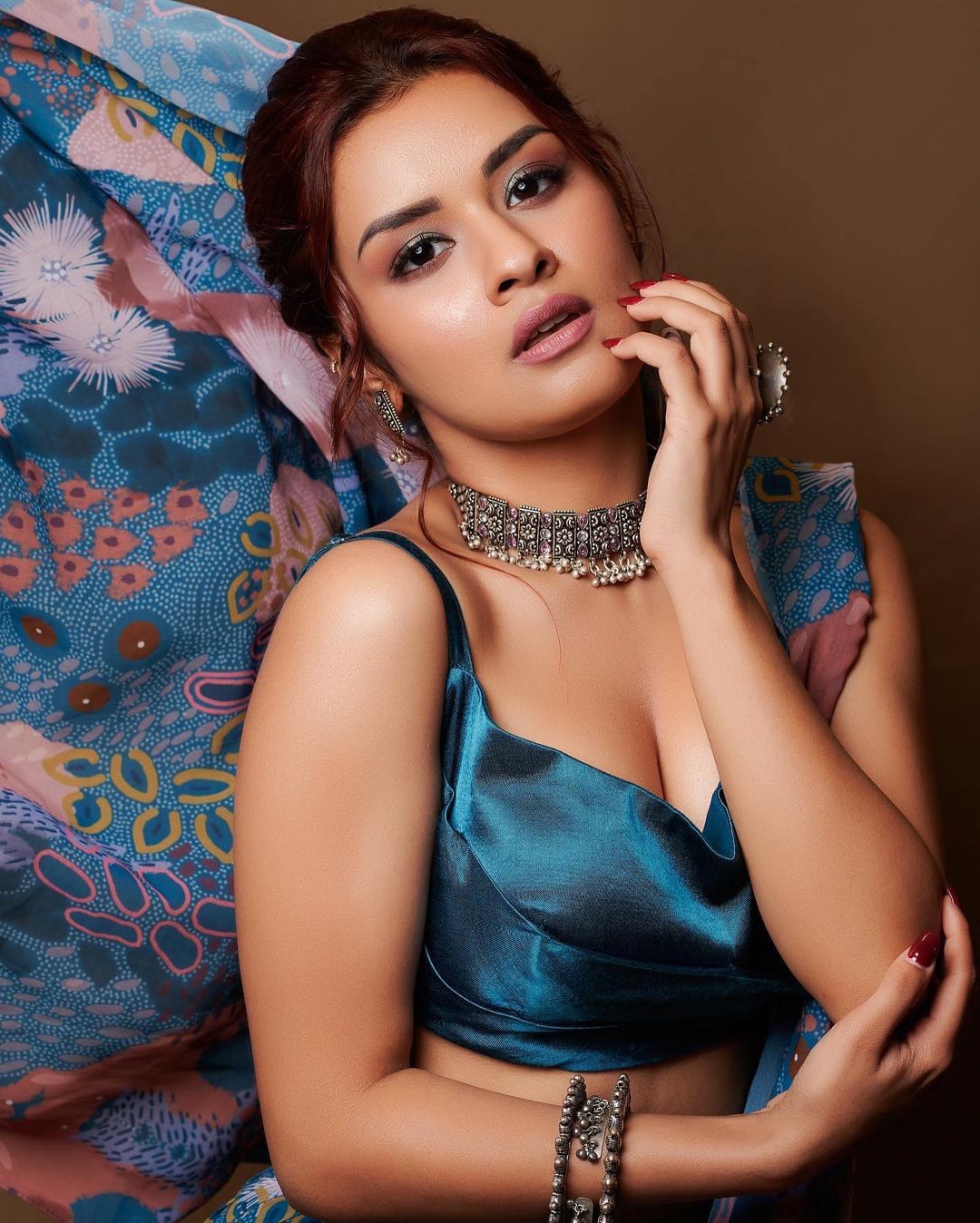 ब्लू कलर की प्रिंटेड साड़ी पहने कहर ढाती दिखीं अवनीत कौर, चेहरे की इस खूबसूरत नूर ने उड़ाई फैंस की नींदें