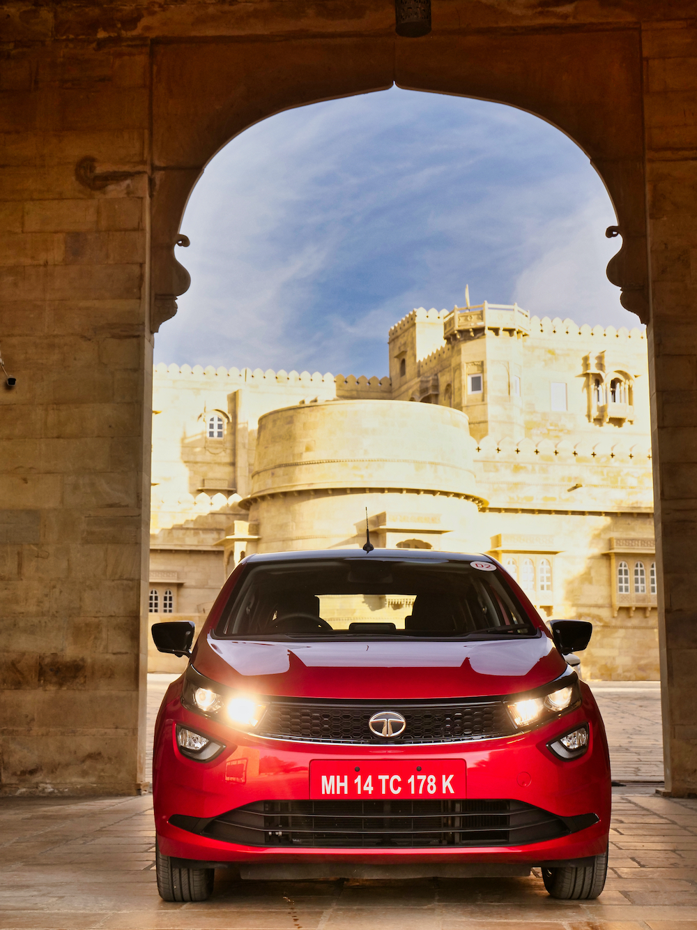 SBI दे रहा टाटा की इस कार पर ऑफर, खरीदने के लिए ऐसे करें बुक