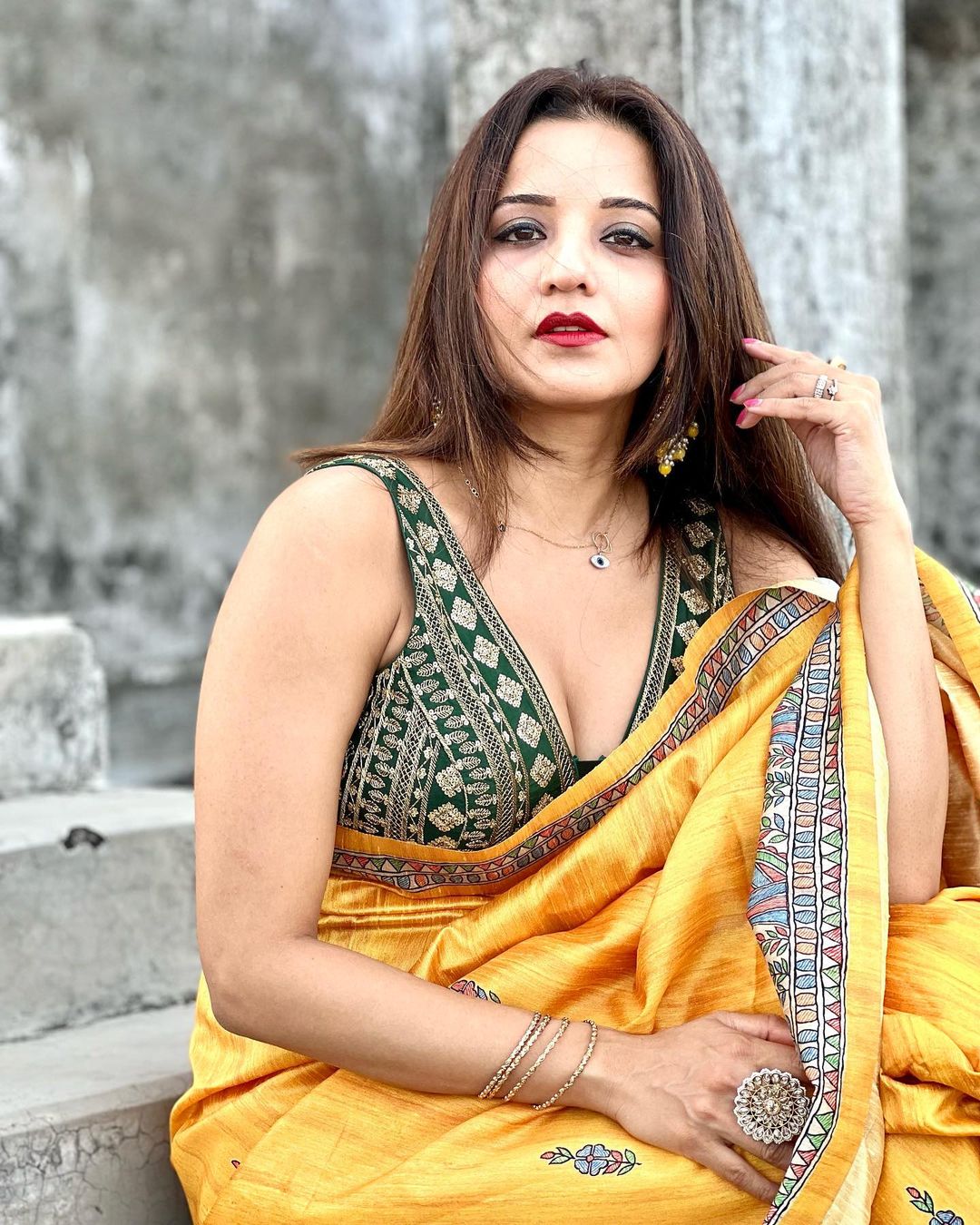 Monalisa Photos: दिवाली पर आपको भी लगना है स्टाइलिश, तो मोनालिसा के ये साड़ी लुक आएंगे आपके काम