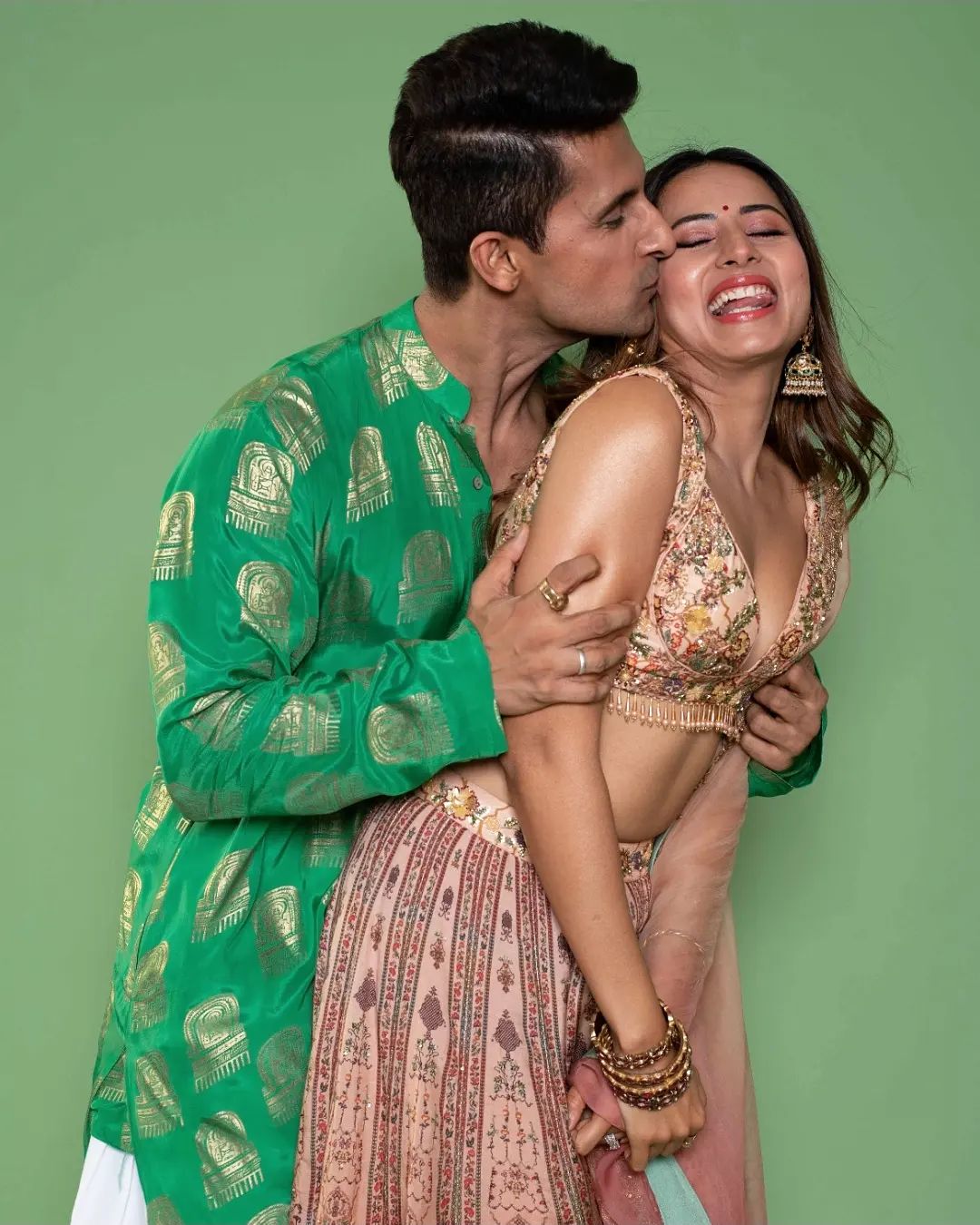 दिवाली पर Ravi Dubey ने सरगुन मेहता पर जमकर लुटाया प्यार, कभी किया किस तो कभी बाहों में भरा