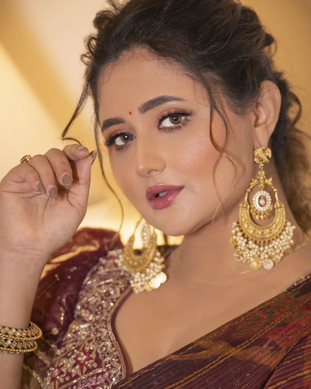 मैरून साड़ी के साथ गोल्डन हैवी ज्वैलरी में रश्मि देसाई ने दिए खूबसूरत पोज