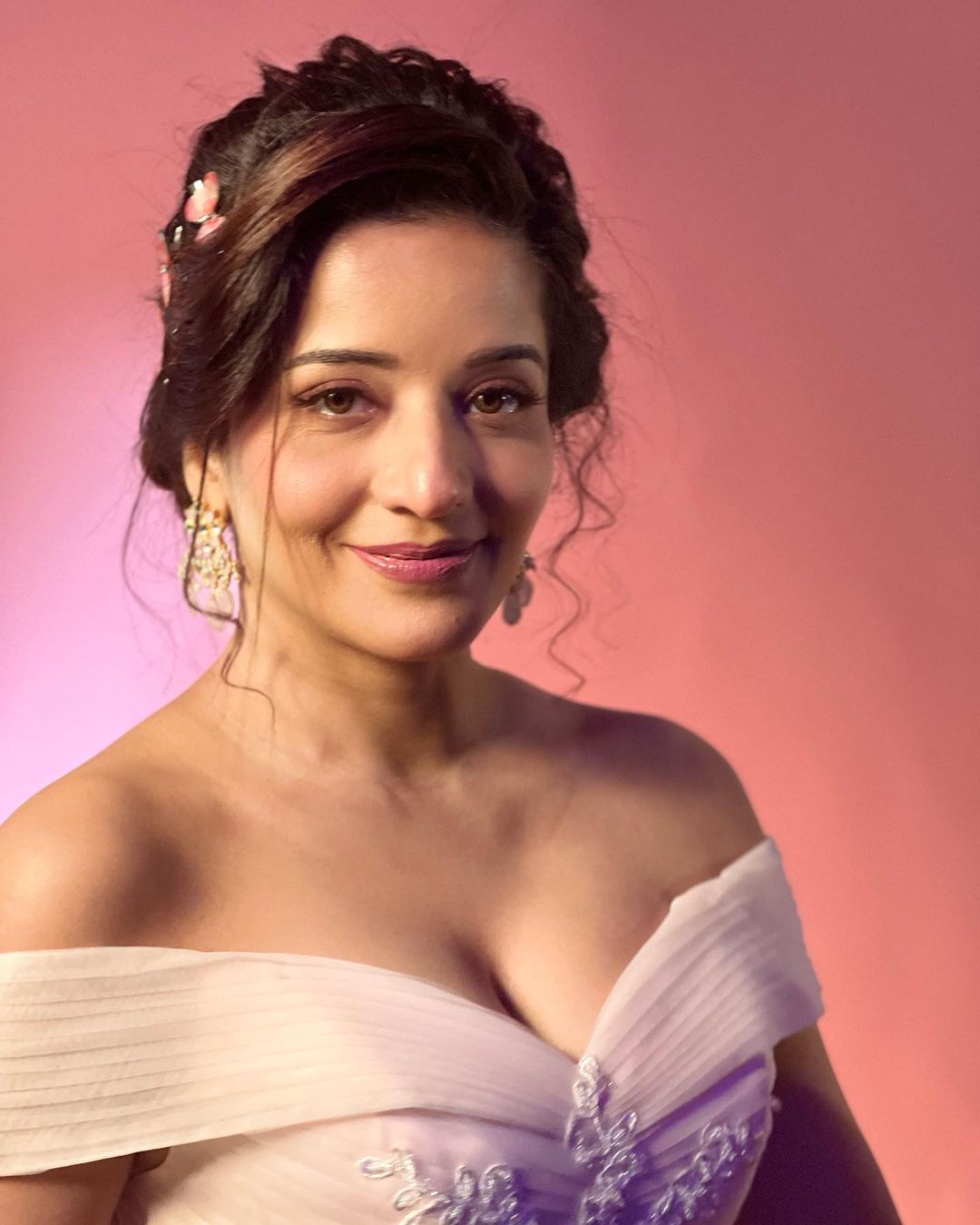 डीप नेक ड्रेस पहने मोनालिसा ने दिए बोल्ड फोटो, सोशल मीडिया पर वायरल