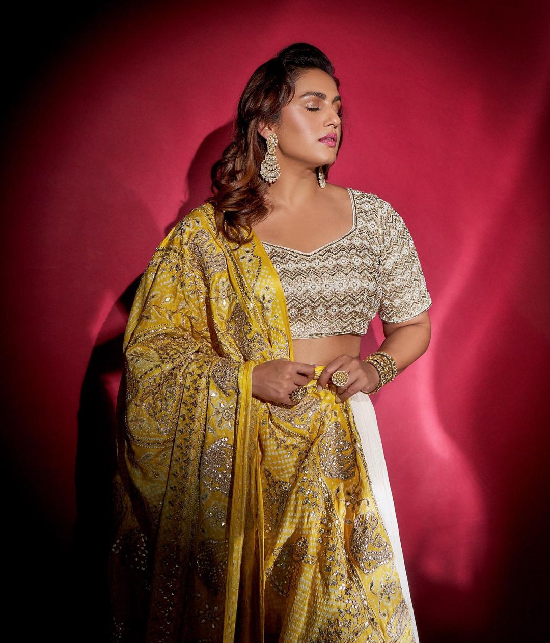 ऑफ व्हाइट लहंगा में हुमा कुरैशी ने दिखाई खूबसूरत अदाएं