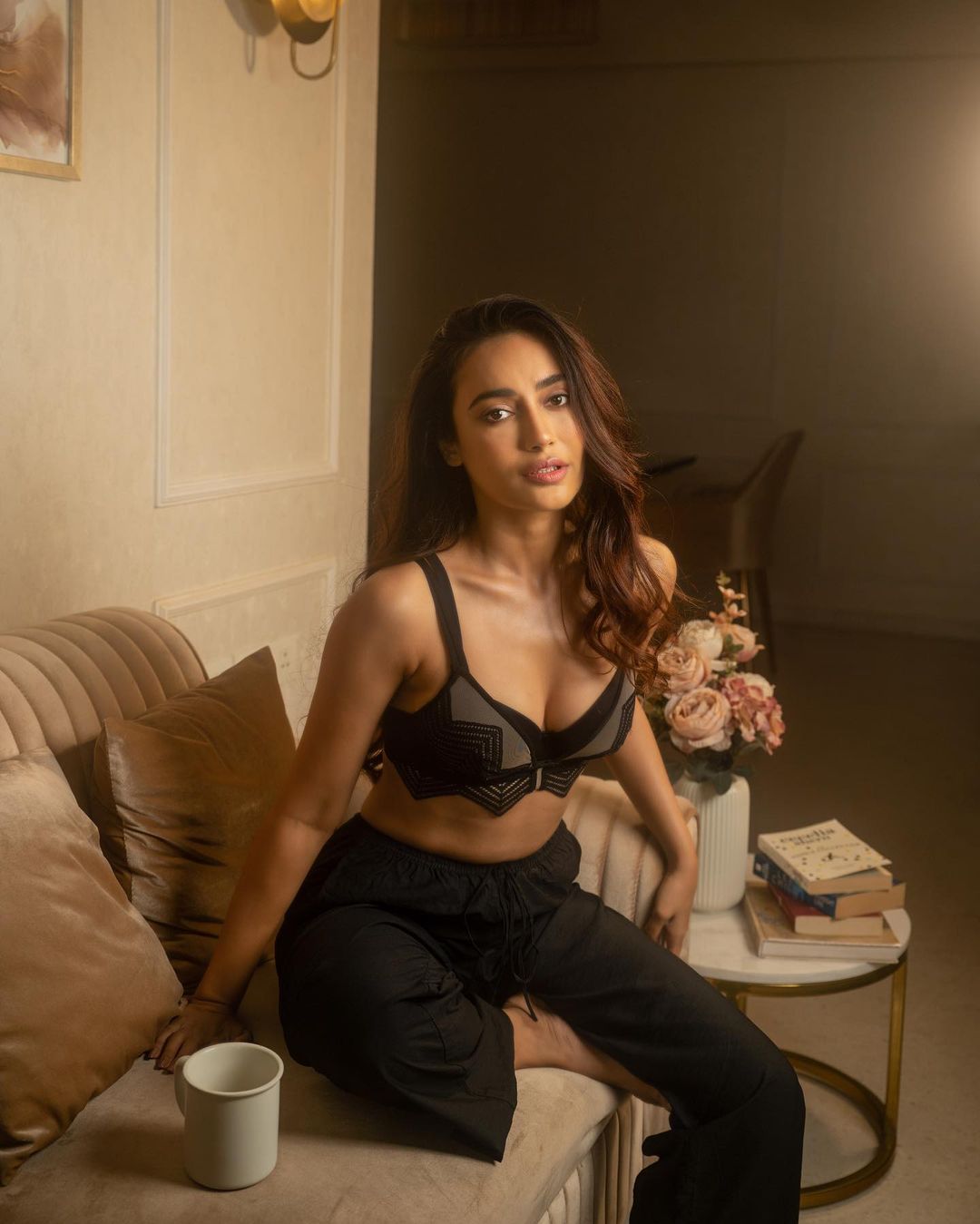 बोल्ड लुक से सुरभि ज्योति ने एक बार फिर ढाया कहर, फैंस की यहां टिकी निगाहें