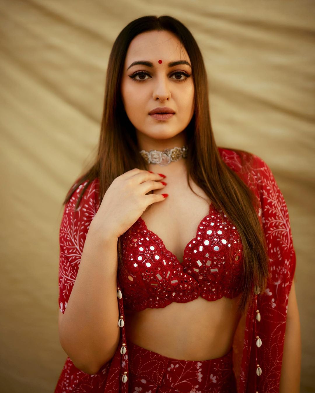 डायमंड नेकलेस पहन दुल्हन से सजी सोनाक्षी, फोटोज के दीवाने हुए फैंस