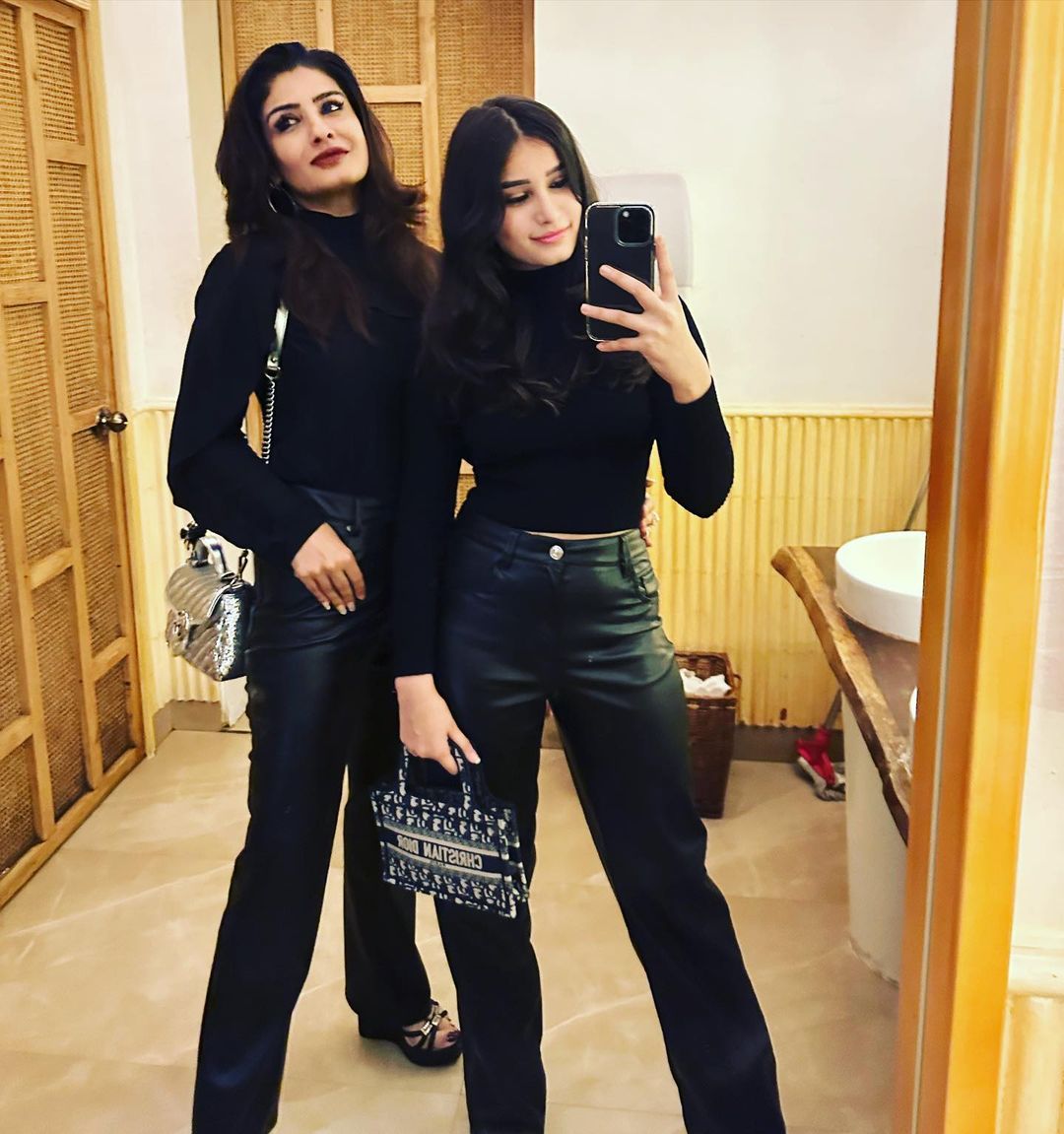 Raveena Tandon को खूबसूरती में टक्कर देती हैं उनकी बेटी राशा, दोनों की एक जैसी लुक देख फैंस हुए हैरान, देखें Pics