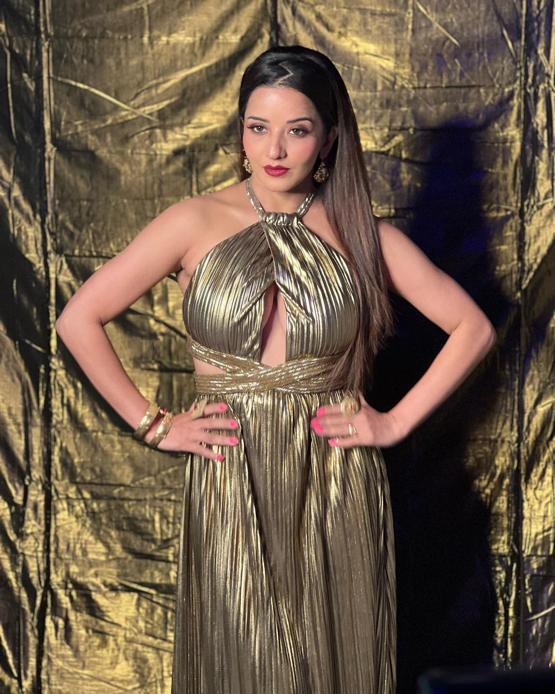 गोल्डन ड्रेस में कुछ यूं शाइन करती दिखीं मोनालिसा