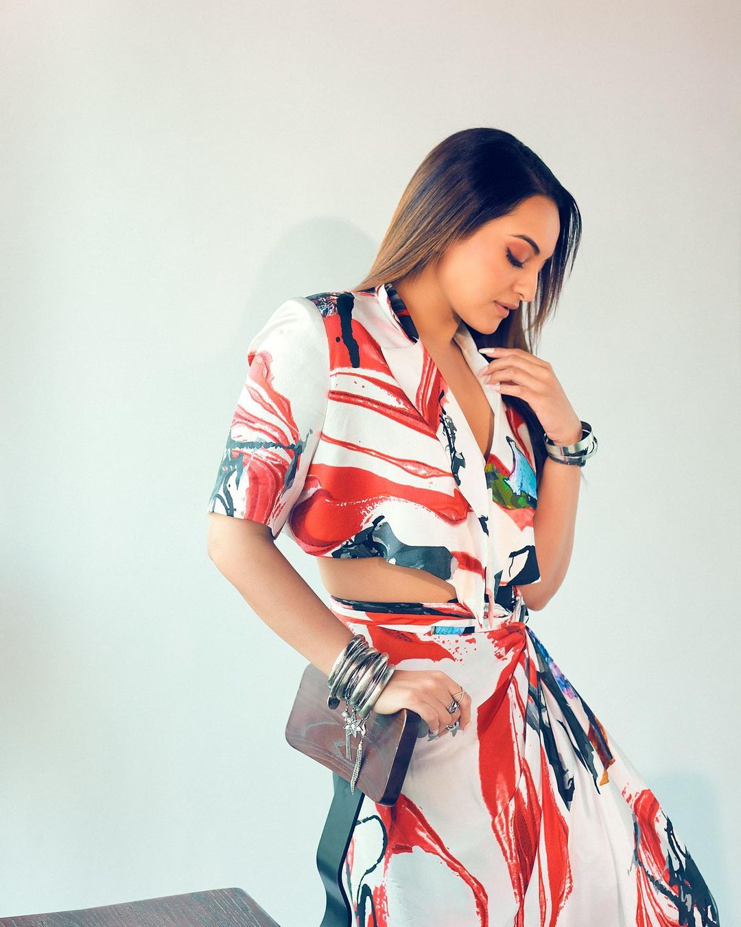 सोनाक्षी सिन्हा ने क्रॉप्ड ब्लेज़र और टाई-अप स्कर्ट में दिए मिलियन डॉलर के पोज़