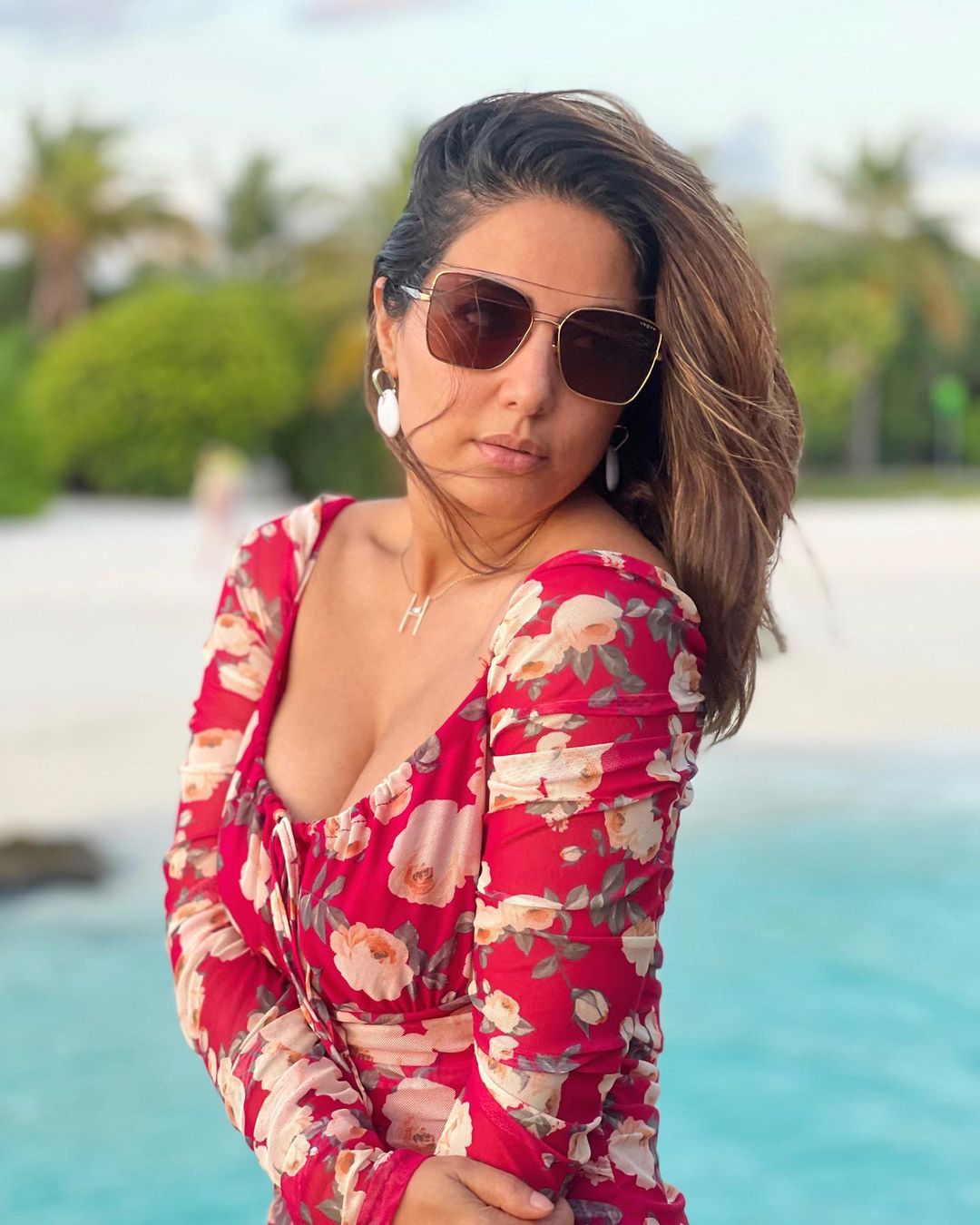 हिना खान ने फ्लोरल प्रिंटेड वन पीस ड्रेस में लगाई इंटरनेट पर आग, देखें हॉट एंड किलर लुक