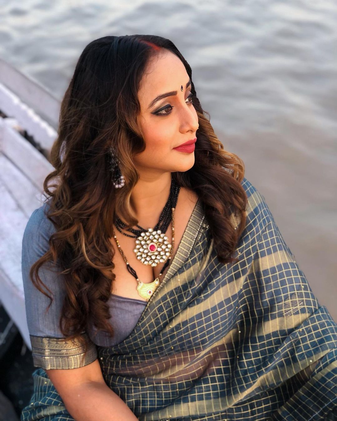 रानी ने समुद्र किनारे खड़े हुए बलखाती अदाओं से ढाया कहर