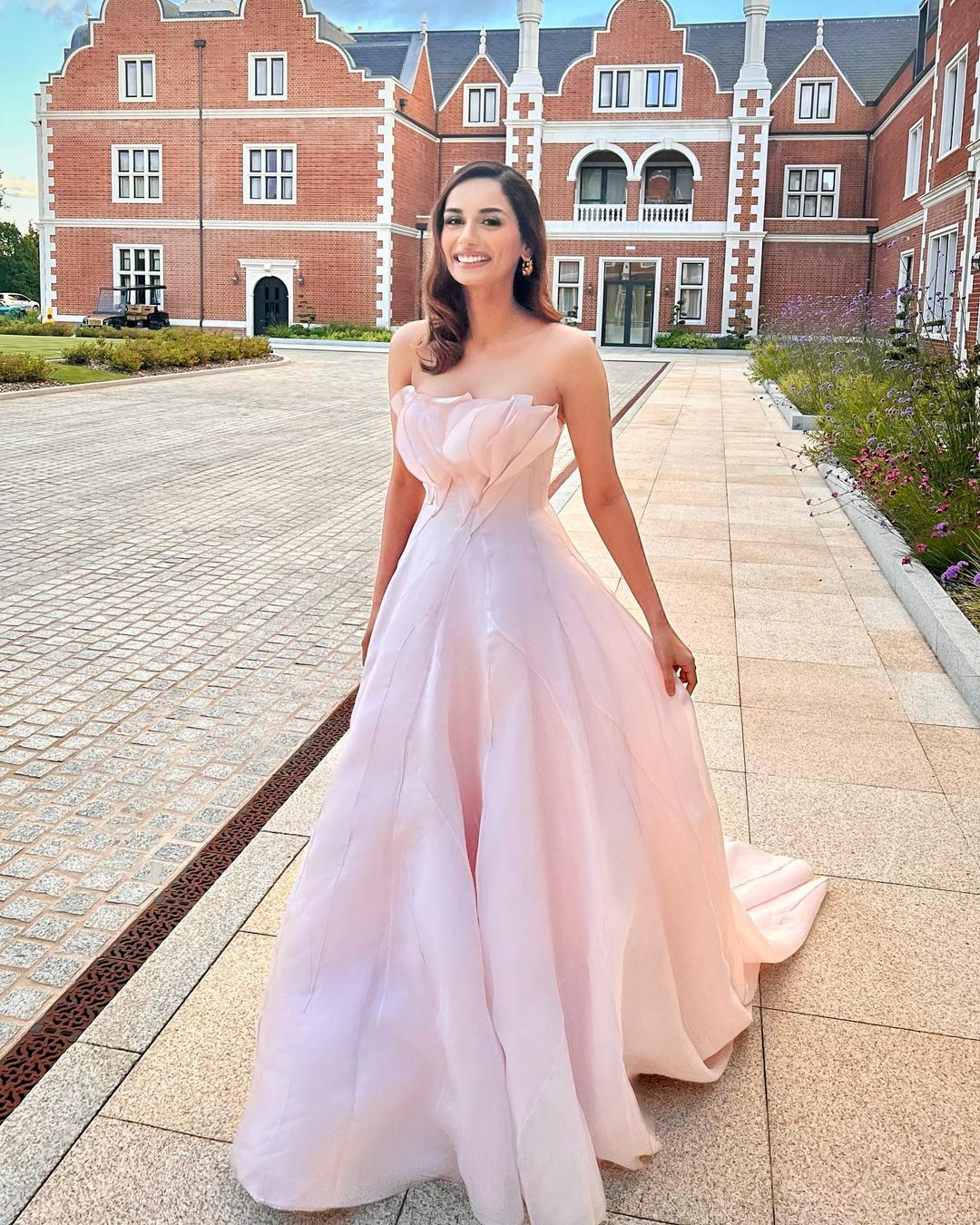 सिंड्रेला बन ये कहां चल दीं Manushi Chhillar