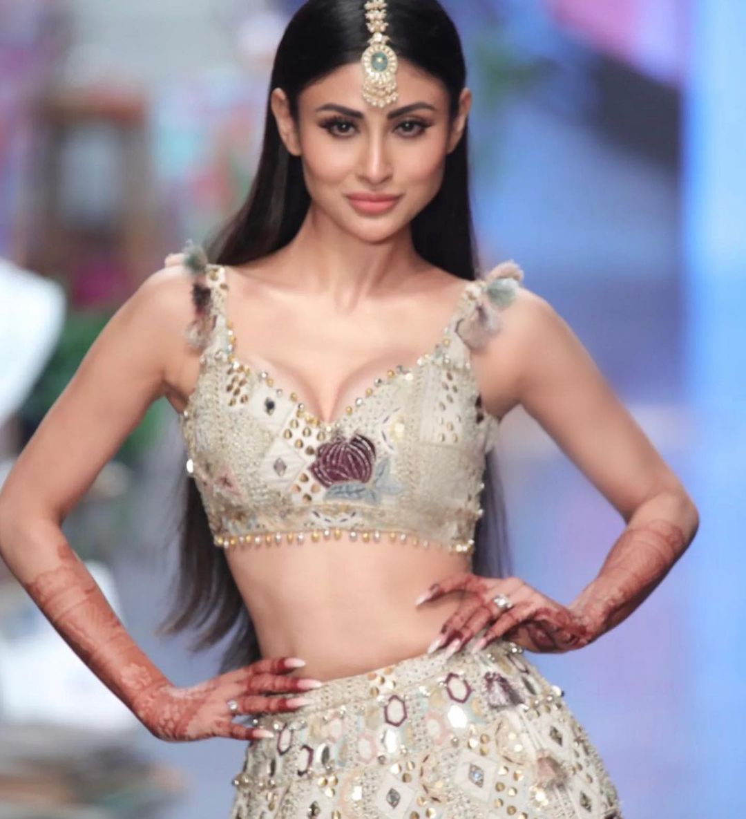 लहंगा सेट में रैम्प पर हुस्न का जलवा बिखेरती नजर आईं मौनी रॉय, देखें स्टनिंग लुक