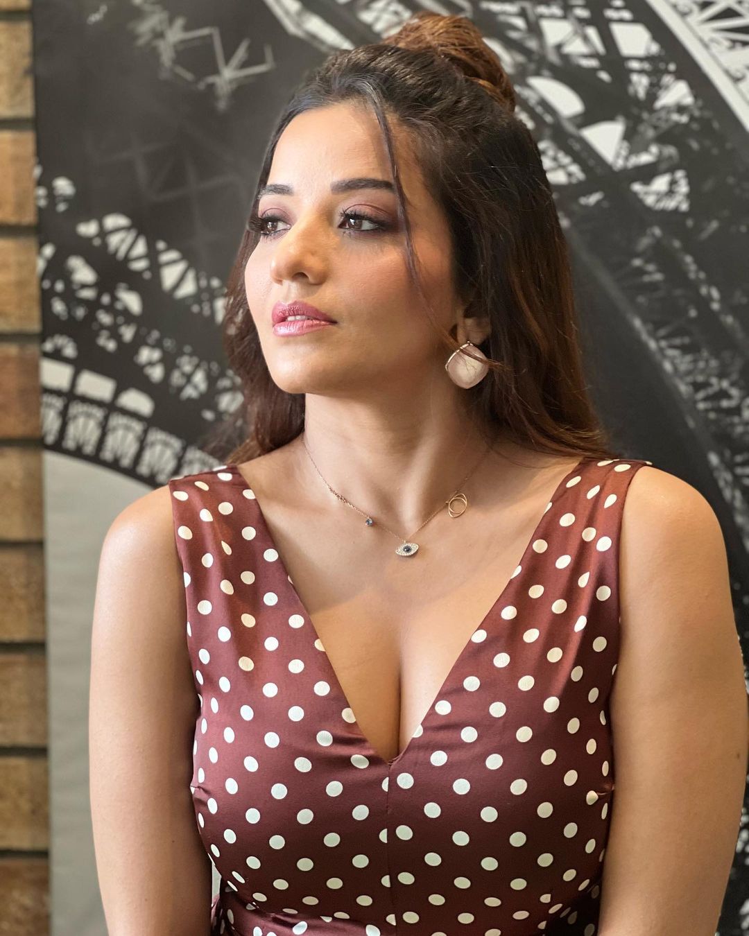 ब्राउन जंपसूट में भोजपुरी एक्ट्रेस मोनालिसा ने दिखाया हॉट लुक, देखने से पहले थाम लें दिल