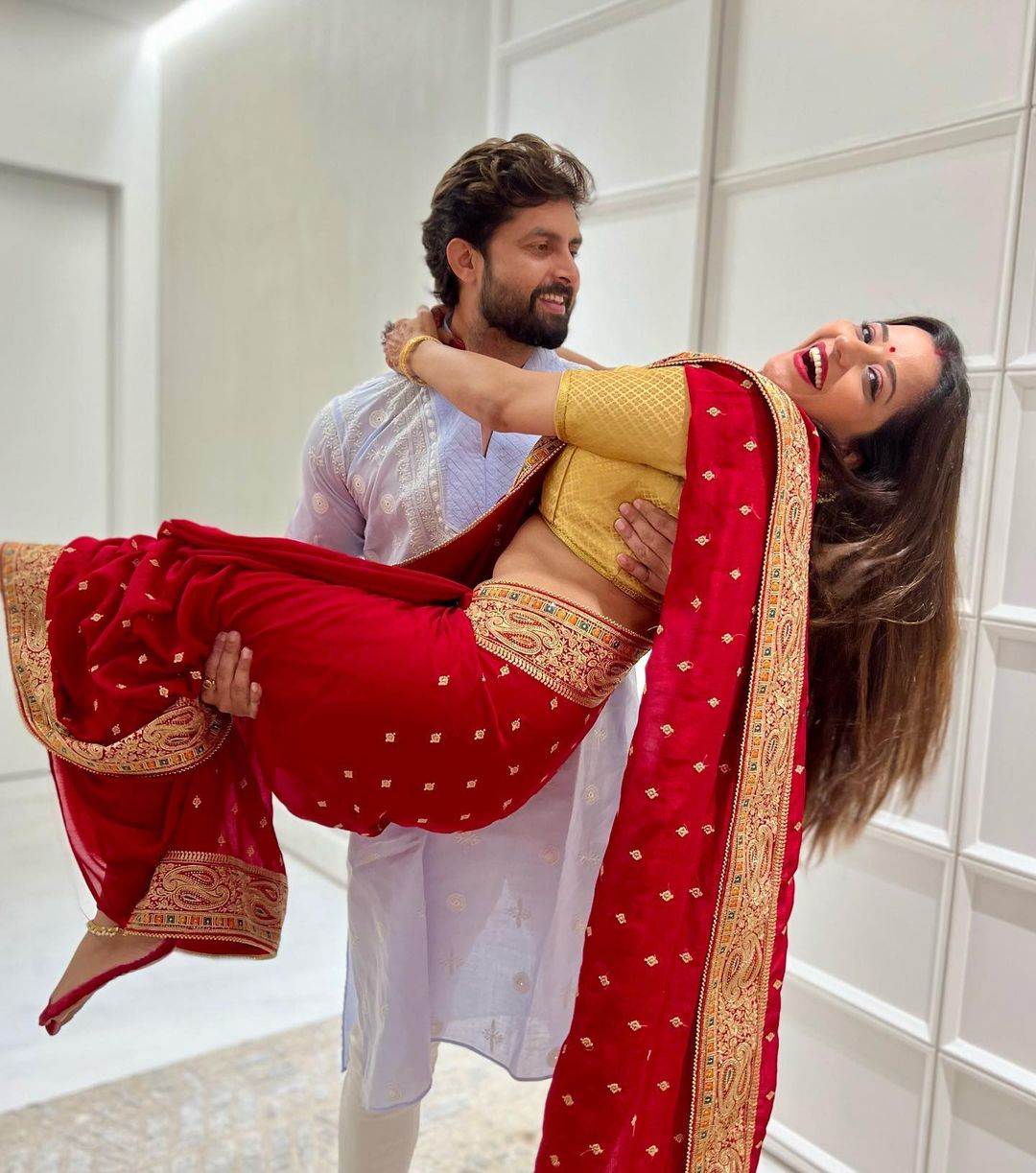 लाल साड़ी पहने पति की बाहों में मोनालिसा ने किया चांद का इंतजार, देखें करवा चौथ की खूबसूरत तस्वीरें