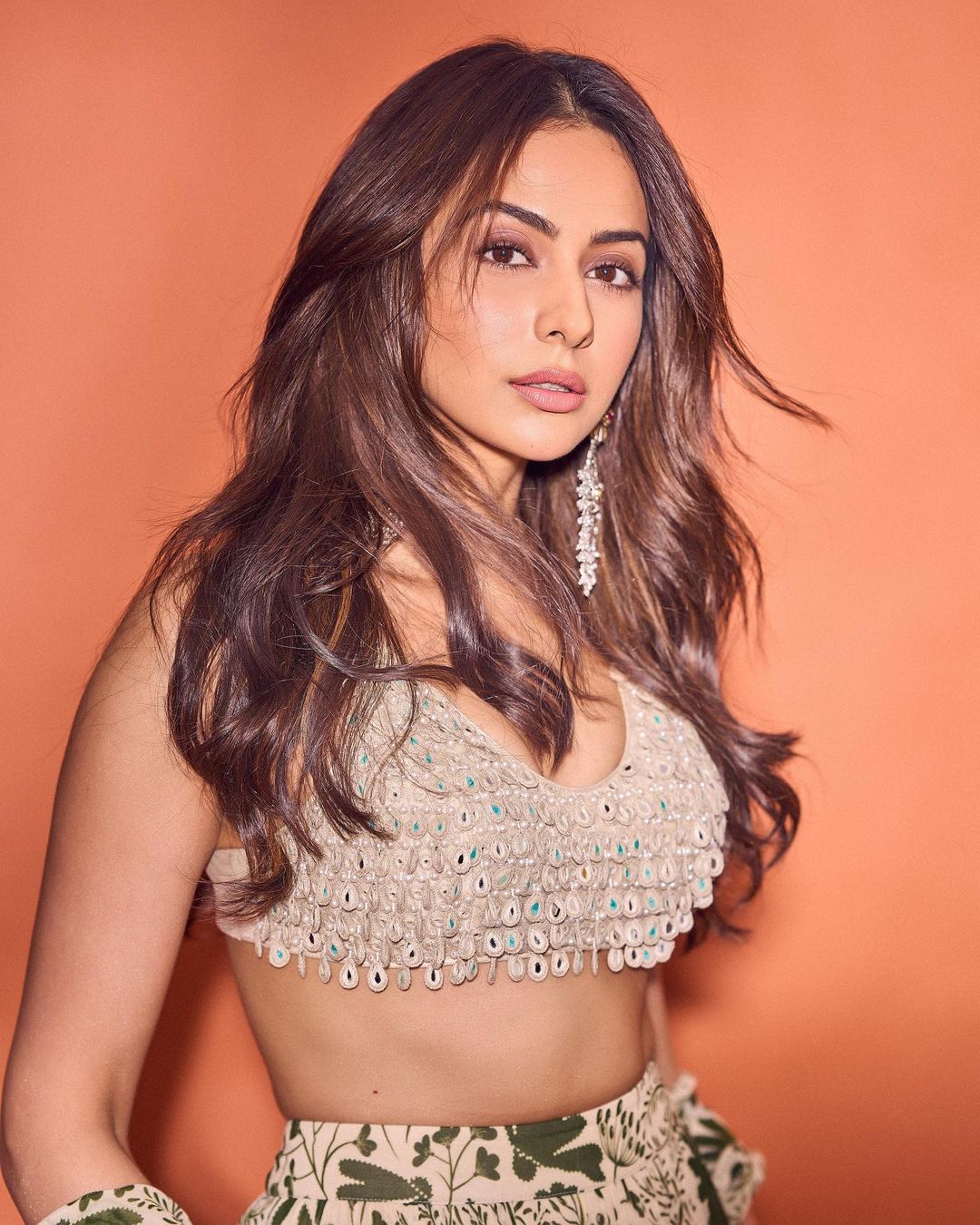 खुले बाल, कानों में झुमके…लहंगा पहन ट्रेडिशनल लुक में क्या खूब लगीं Rakul Preet Singh