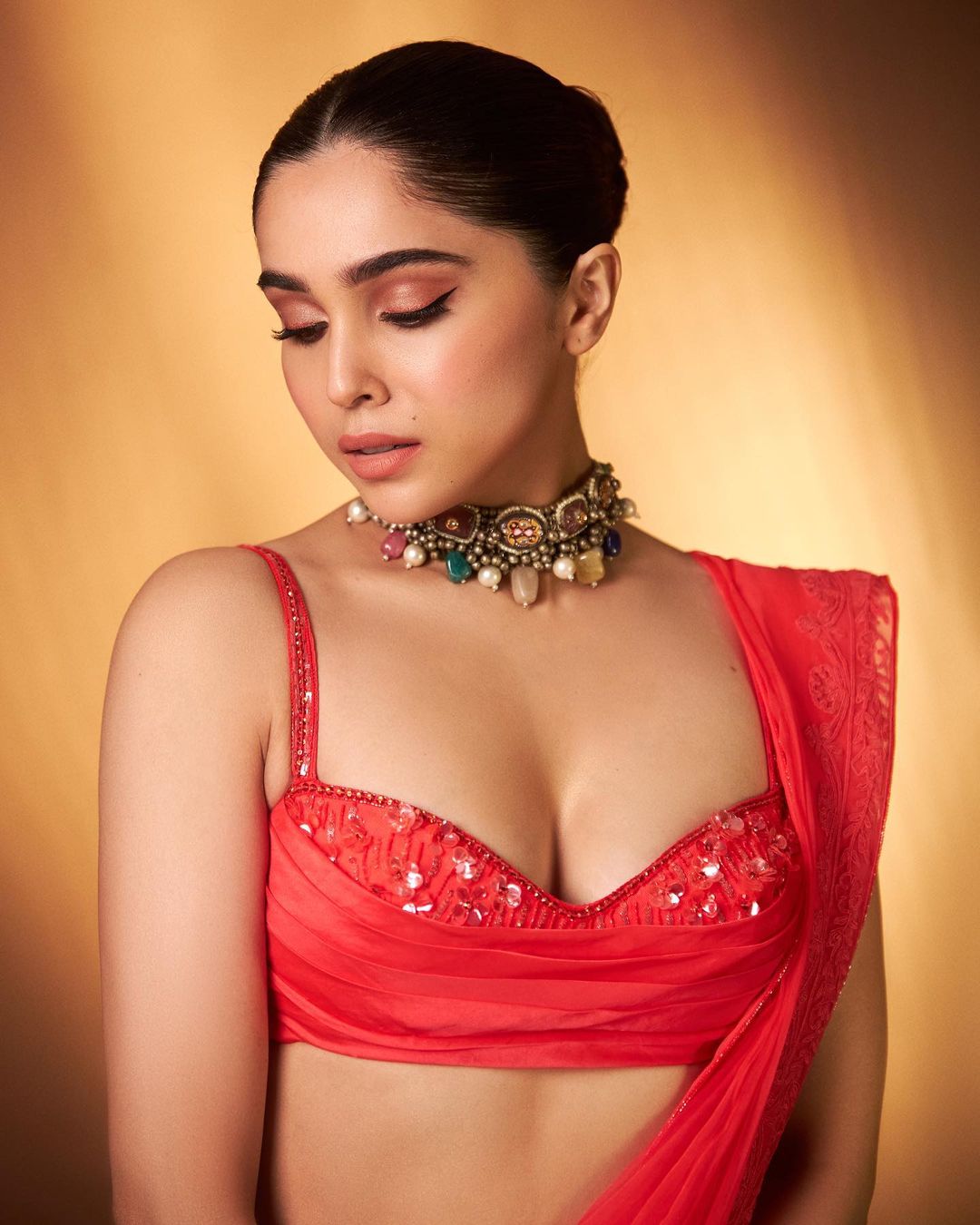 रेड साड़ी में अप्सरा सी खूबसूरती दिखीं शरवरी वाघ, कातिल निगाहों ने फैंस को बनाया दीवाना