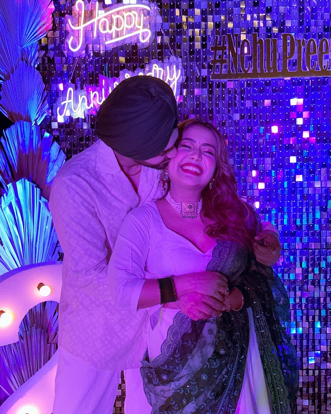 शादी की सालगिरह और दिवाली सेलिब्रेशन के बीच रोमांटिक हुईं नेहा कक्कड़, पति रोहन को किया सरेआम किस