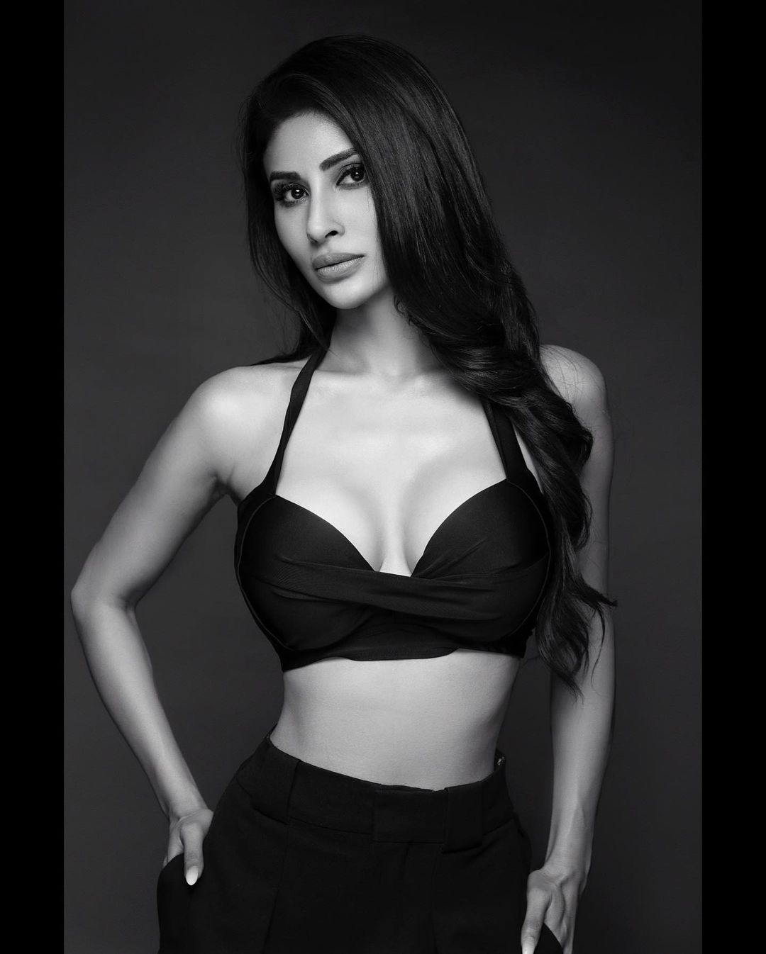 ब्लैक ब्रालेट में बंगाली ब्यूटी मौनी रॉय ने बढ़ाया इंटरनेट का पारा, देखें हॉट अवतार