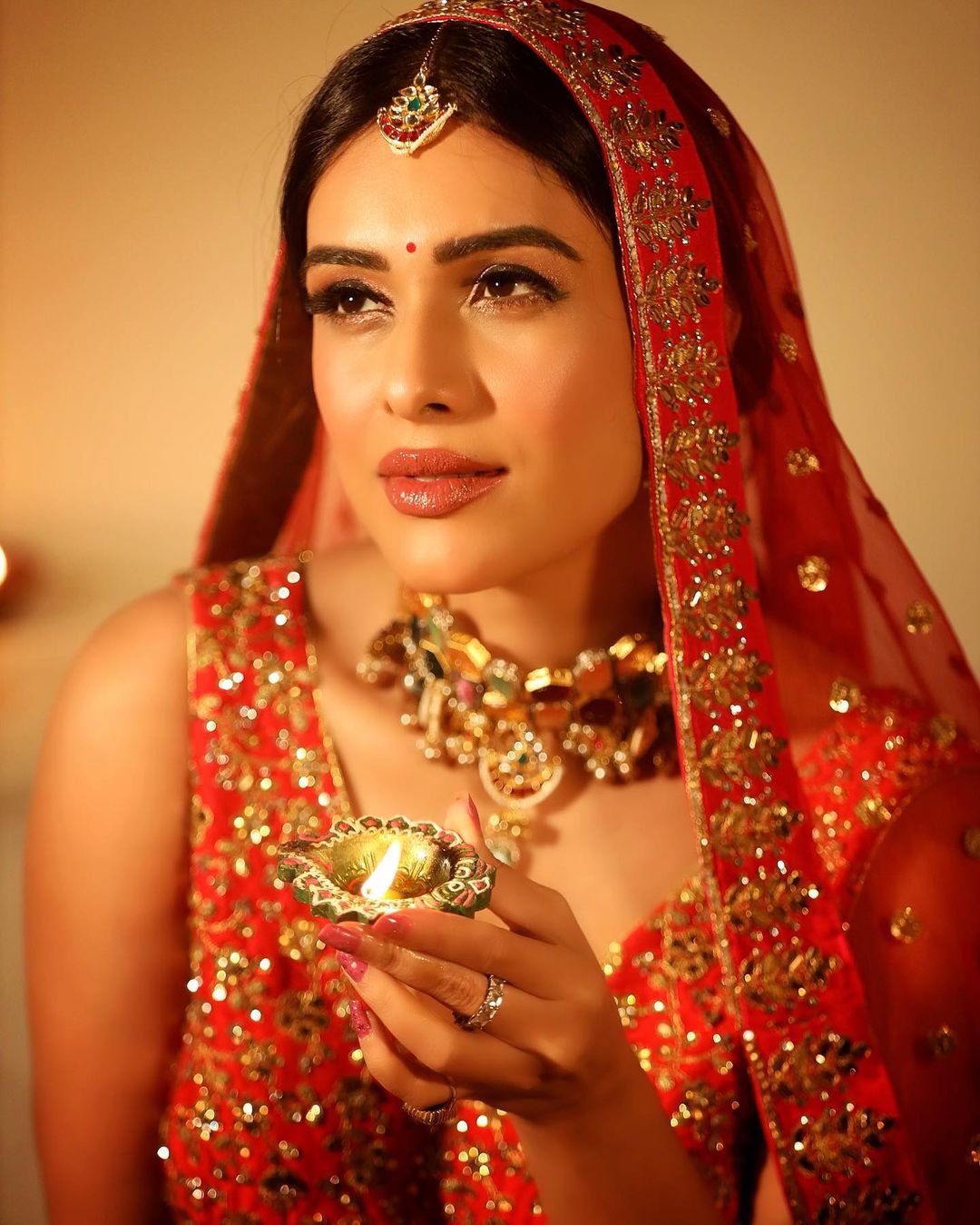 सिर पर दुपट्टा..माथे पर टिका, दिवाली पर दुल्हन की तरह सजी नेहा मलिक, खूबसूरती देख आप भी हार बैठेंगे दिल