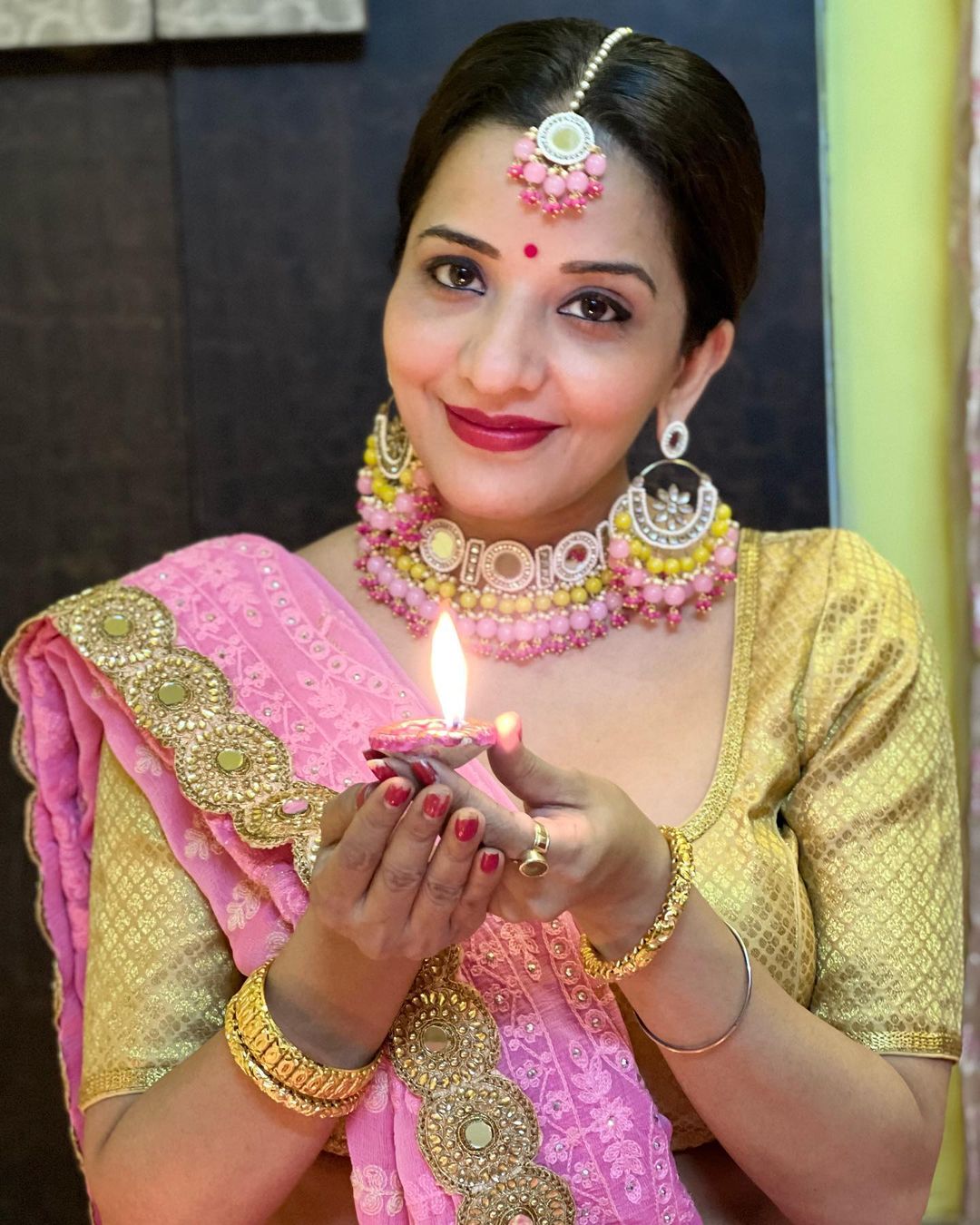 नौलखा हार पहने दिवाली पर सजी-धजी नजर आईं Monalisa, पति विक्रांत पर यूं लुटाया प्यार