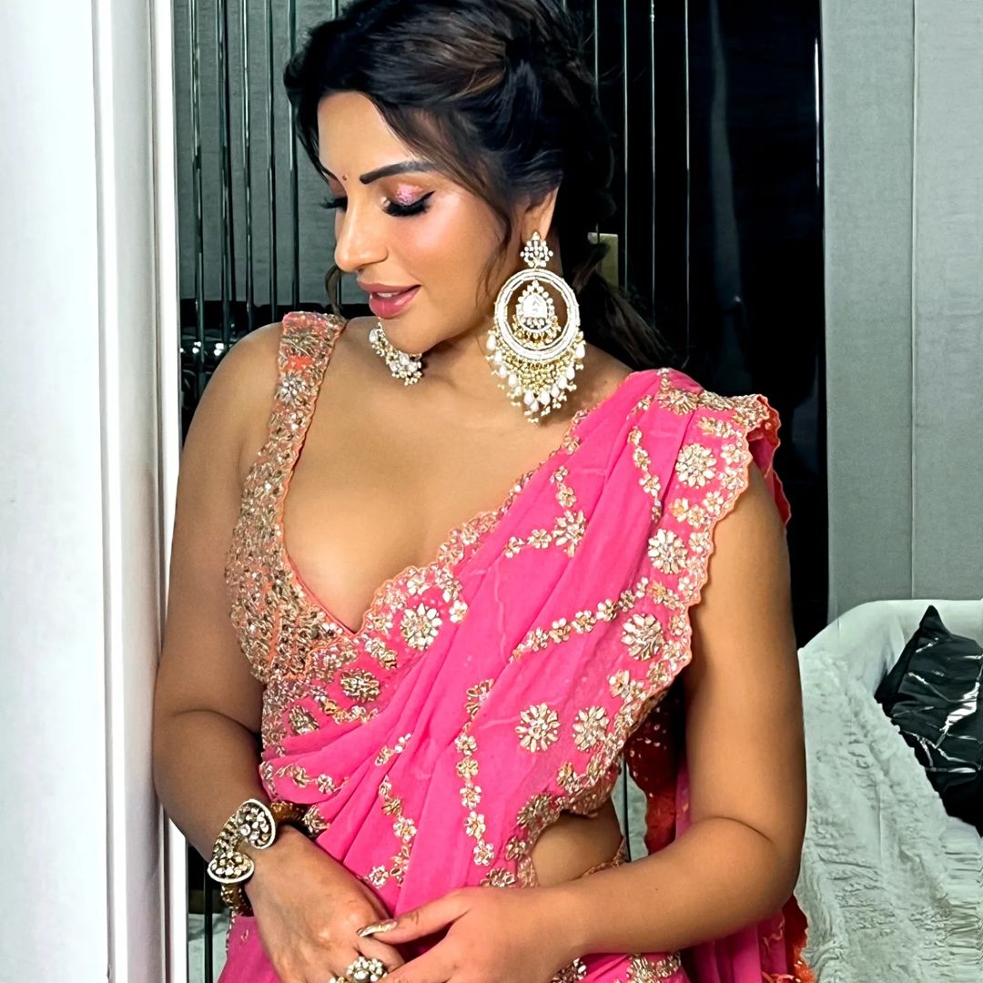 गुलाबी साड़ी पहन शमा सिकंदर ने दिवाली पर बांधा समां, तस्वीरें ऐसी देखकर नहीं हटेगी नजर