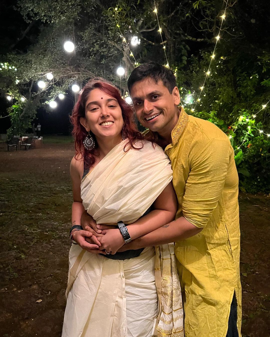 स्लीवलेस ब्लाउज-बेज साड़ी पहने दिवाली पर नुपुर की बाहों में दिखीं आमिर खान की बेटी इरा