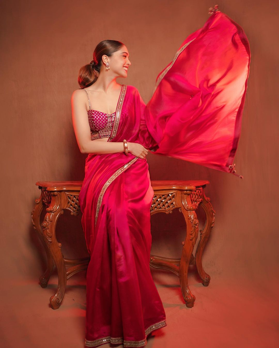 दिवाली पर लाल साड़ी पहन कातिल मुस्कान के साथ Sharvari Wagh ने कुछ इस अंदाज में फैंस को कहा- Happy Diwali