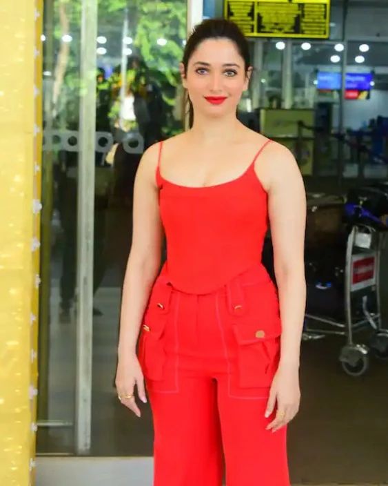 ऑल रेड लुक में एयरपोर्ट पर स्पॉट हुईं तमन्ना भाटिया, ग्लैमर देख फटी रह जाएंगी आंखें, देखें फोटोज