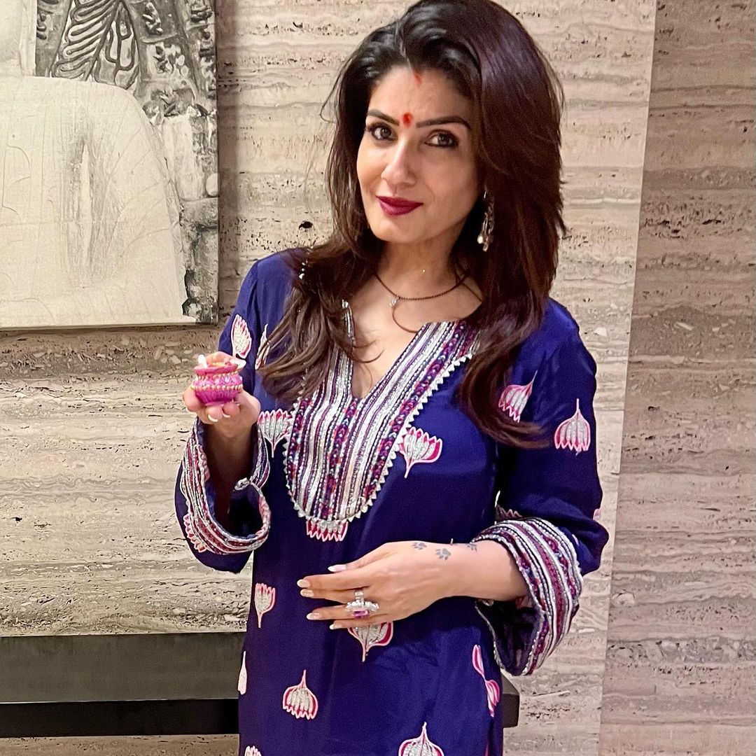 पति और बच्चों के साथ रवीना टंडन ने ऐसे मनाई दिवाली, तस्वीरों में दिखाई अपने आलीशान घर की झलक