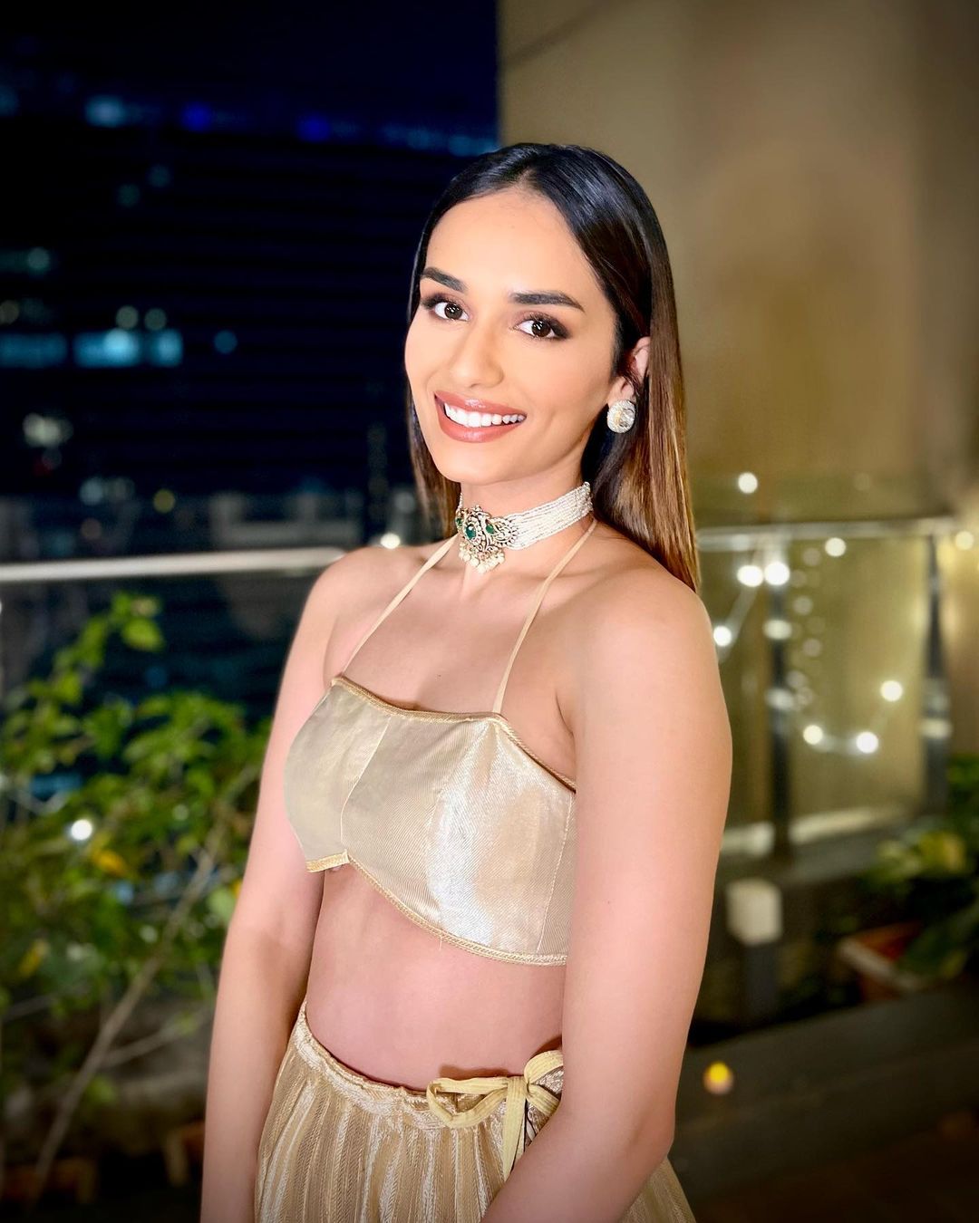 गोल्डन लहंगे में एकदम पटाखा लगीं मानुषी छिल्लर, ब्यूटी क्वीन बेटी के लिए पैपराजी बने पापा