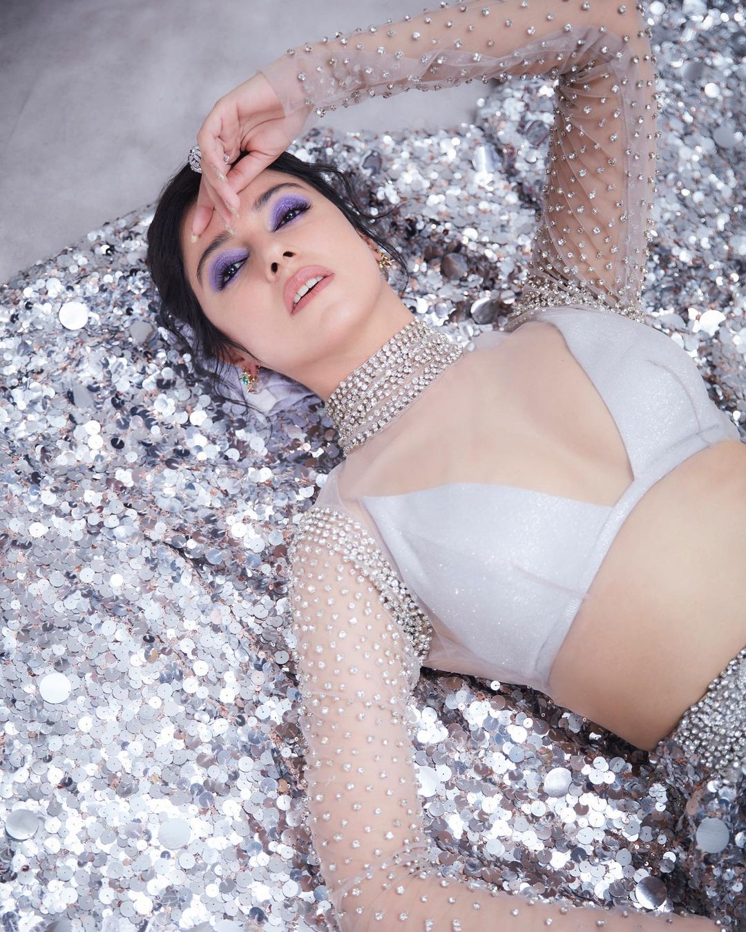 चमचमाती व्हाइट ड्रेस में अप्सरा सी खूबसूरत लगीं Divya Khosla Kumar, फोटोज़ देख कहीं आप भी न हार बैठें दिल!