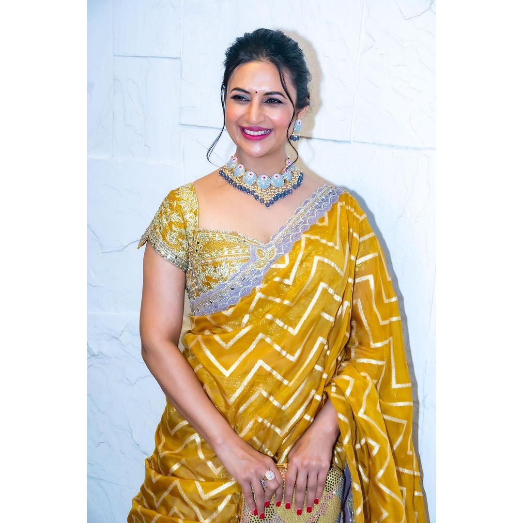 दिवाली पर गोल्डन लहंगे में चमकती दिखीं दिव्यांका त्रिपाठी, पति के साथ शेयर की खूबसूरत तस्वीरें