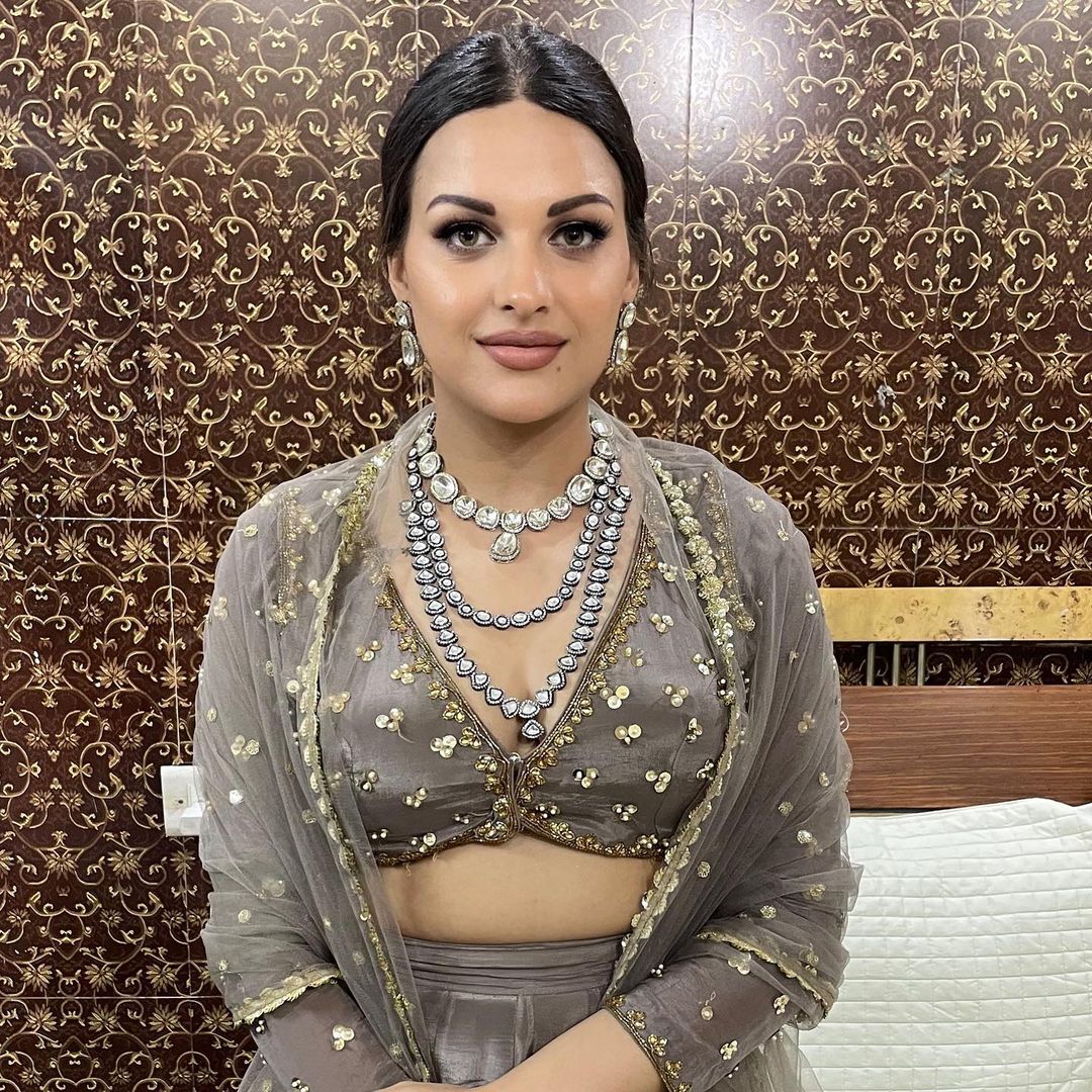 डीप नेक ब्लाउज और लहंगे में हिमांशी खुराना का दिखा खूबसूरत अंदाज
