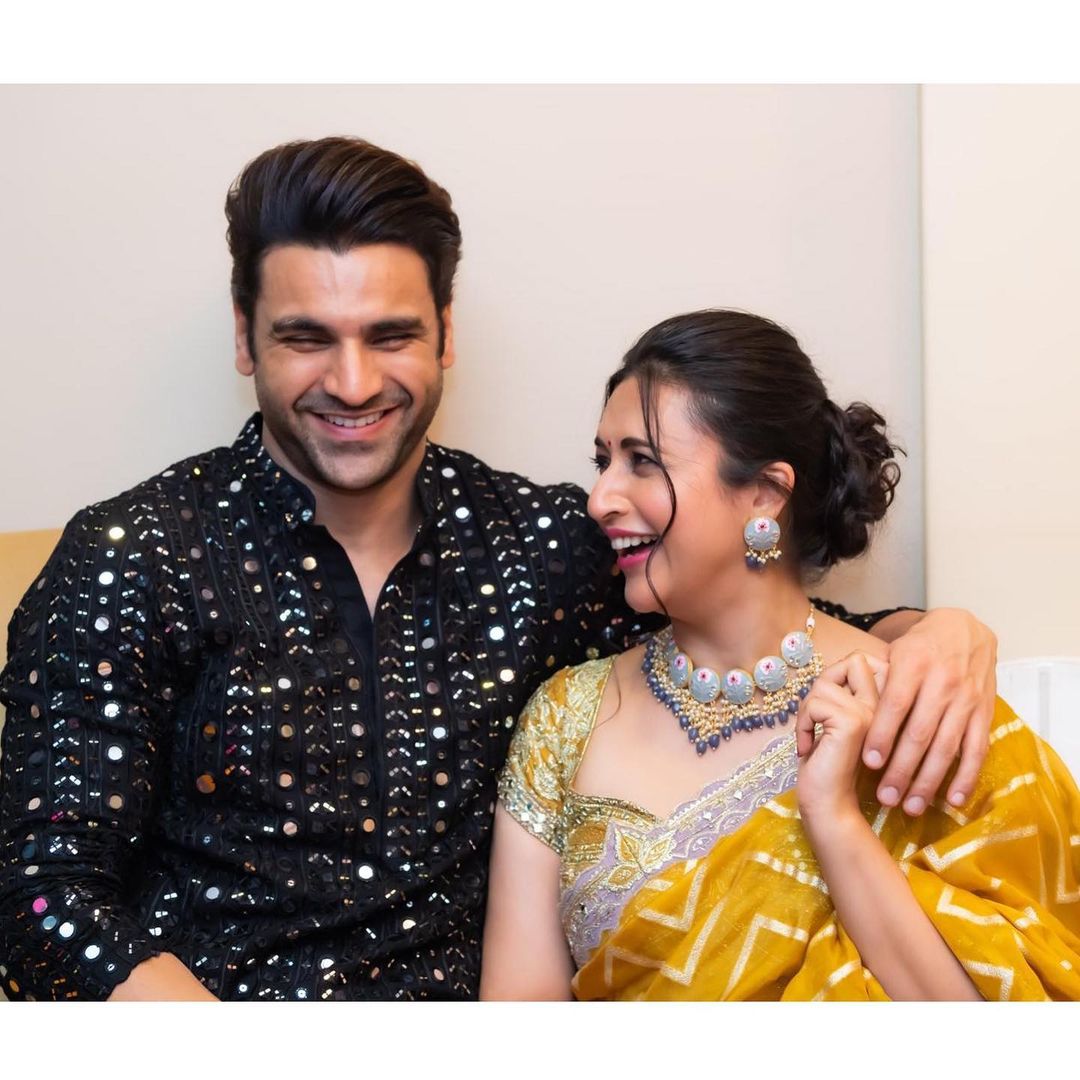 दिवाली पर गोल्डन लहंगे में चमकती दिखीं दिव्यांका त्रिपाठी, पति के साथ शेयर की खूबसूरत तस्वीरें
