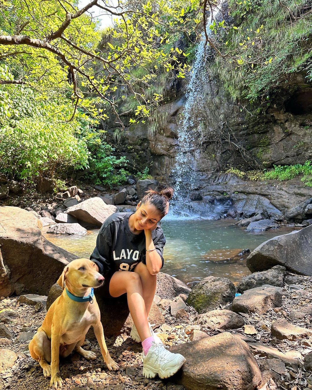 अपने इस क्यूट पार्टनर संग वेकेशन पर हैं शहनाज गिल, कभी झरने के पास तो कहीं पेड़ बैठी दिखीं