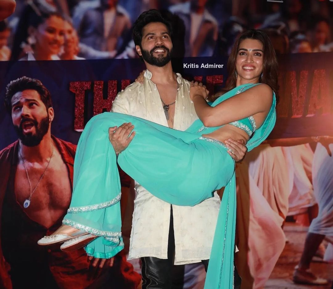 नीली बिंदी और ट्रांसपेरेंट साड़ी में Kriti Sanon लगीं बला की खूबसूरत, वरुण धवन ने उठाया गोद में