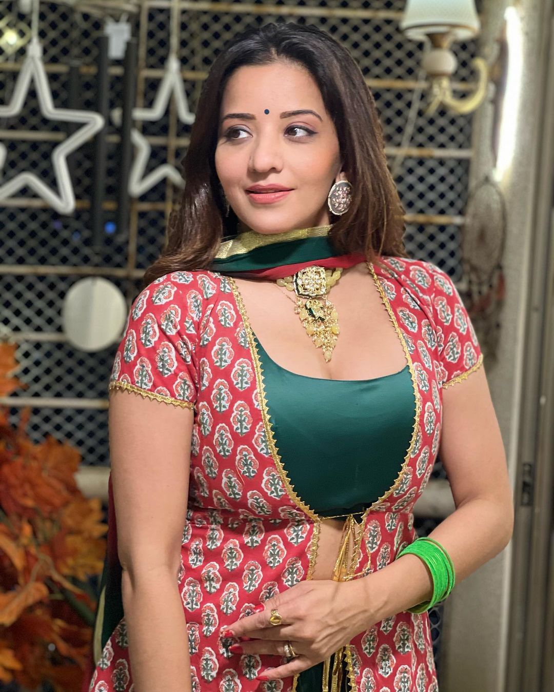 एथनिक ड्रेस में मोनालिसा ने दिए किलर पोज, देखें एक्ट्रेस का इठलाता अंदाज