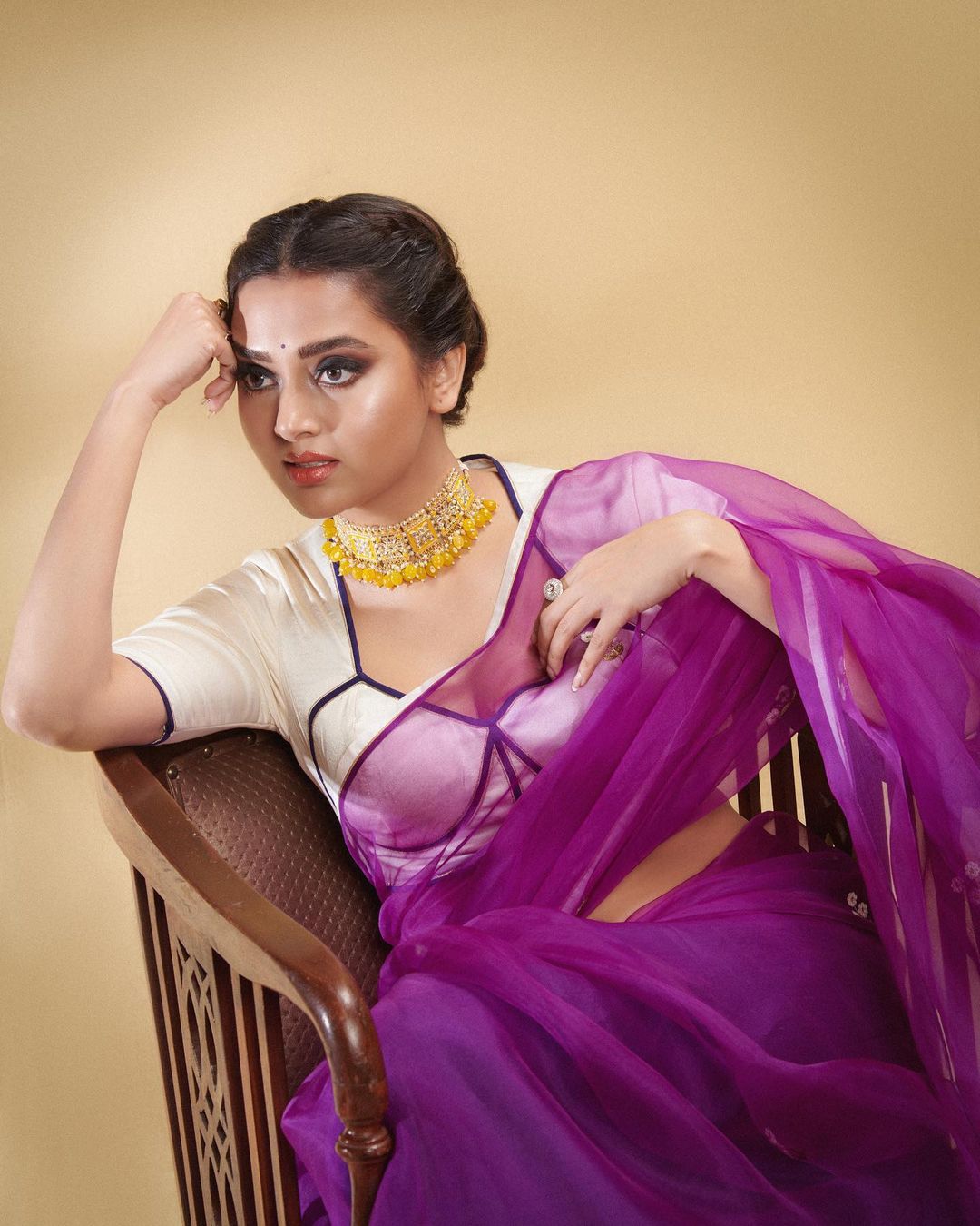 चोली कट ब्लाउज के साथ पर्पल साड़ी में बला की हसीन लगीं तेजस्वी प्रकाश, माथे की बिंदी पर अटका फैंस का दिल