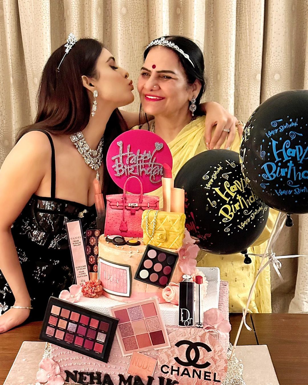 नेहा मलिक ने दुबई में मां के साथ सेलिब्रेट किया बर्थडे, डीप नेक ब्लैक ड्रेस में दिए किलर पोज