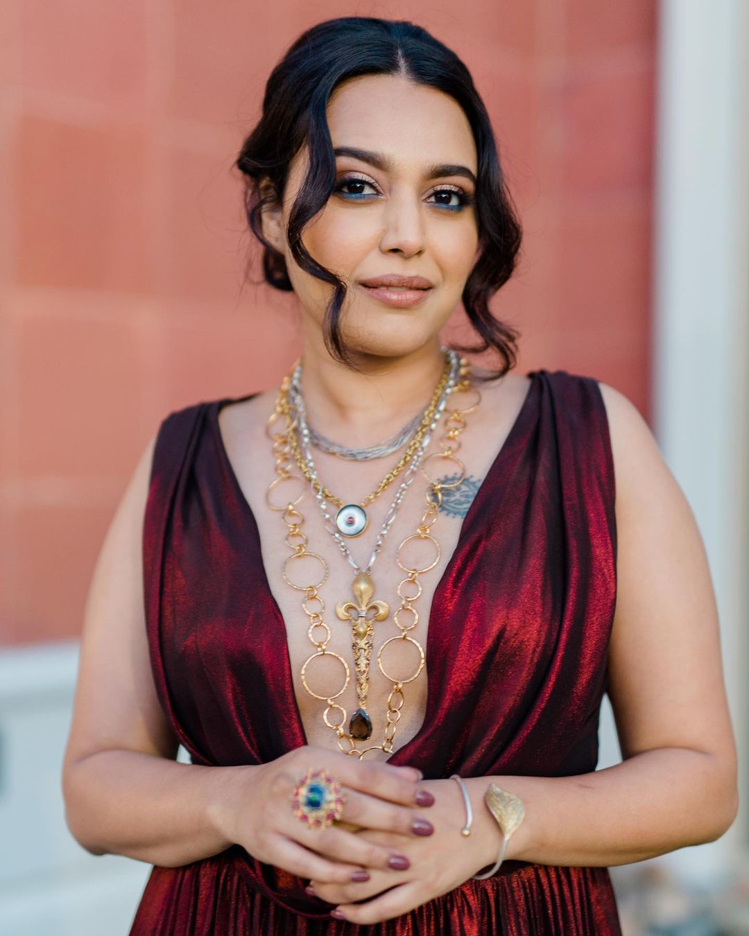 डीप नेक गाउन पर गोल्डन ज्वैलरी पहने स्वरा भास्कर ने दिखाया दमखम, तस्वीरें देख बढ़ी फैंस की धड़कन