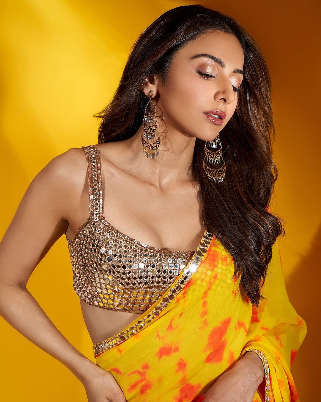 Rakul Preet के आउटफिट से ज्यादा हीरे से जड़े इयररिंग्स पर फिदा हुए फैंस