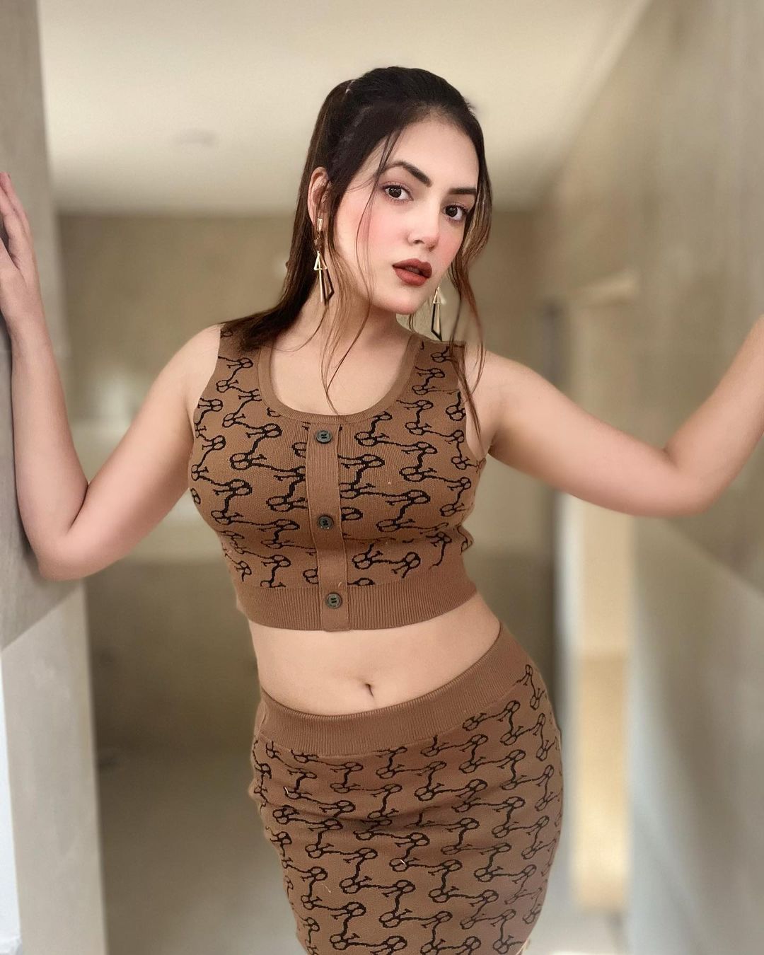 ईशा गुप्ता का दिखा बोल्ड अंदाज, की हॉटनेस की सारी हदें पार