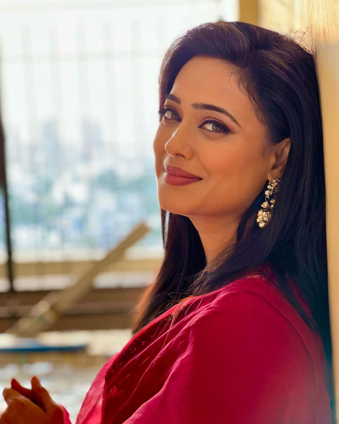 दुपट्टा लहराते हुए पिंक सूट में इठलाती दिखीं श्वेता तिवारी, अदाओं से चुराया फैंस का दिल